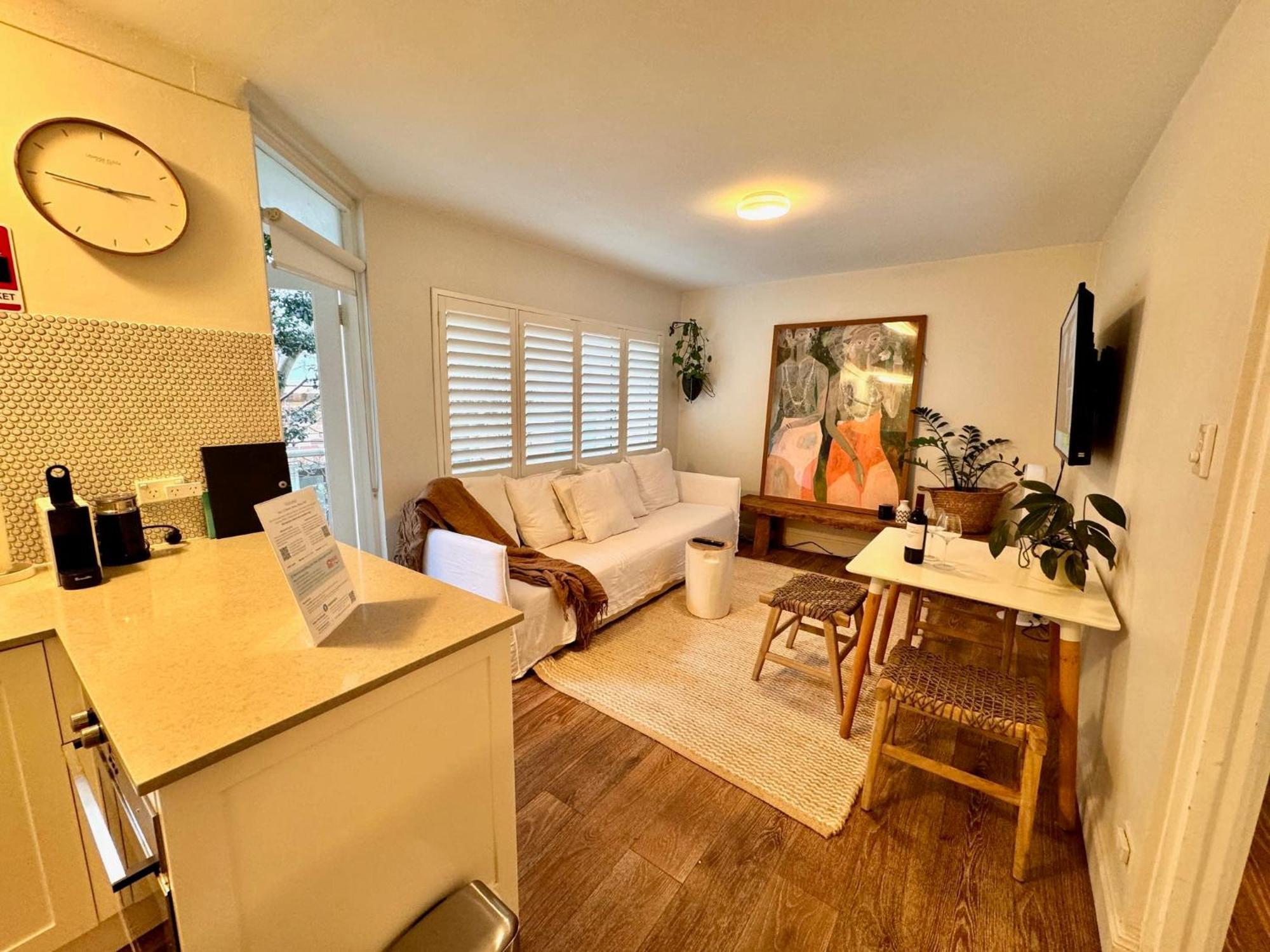 1 Bdrm Manly Beachside With Parking *