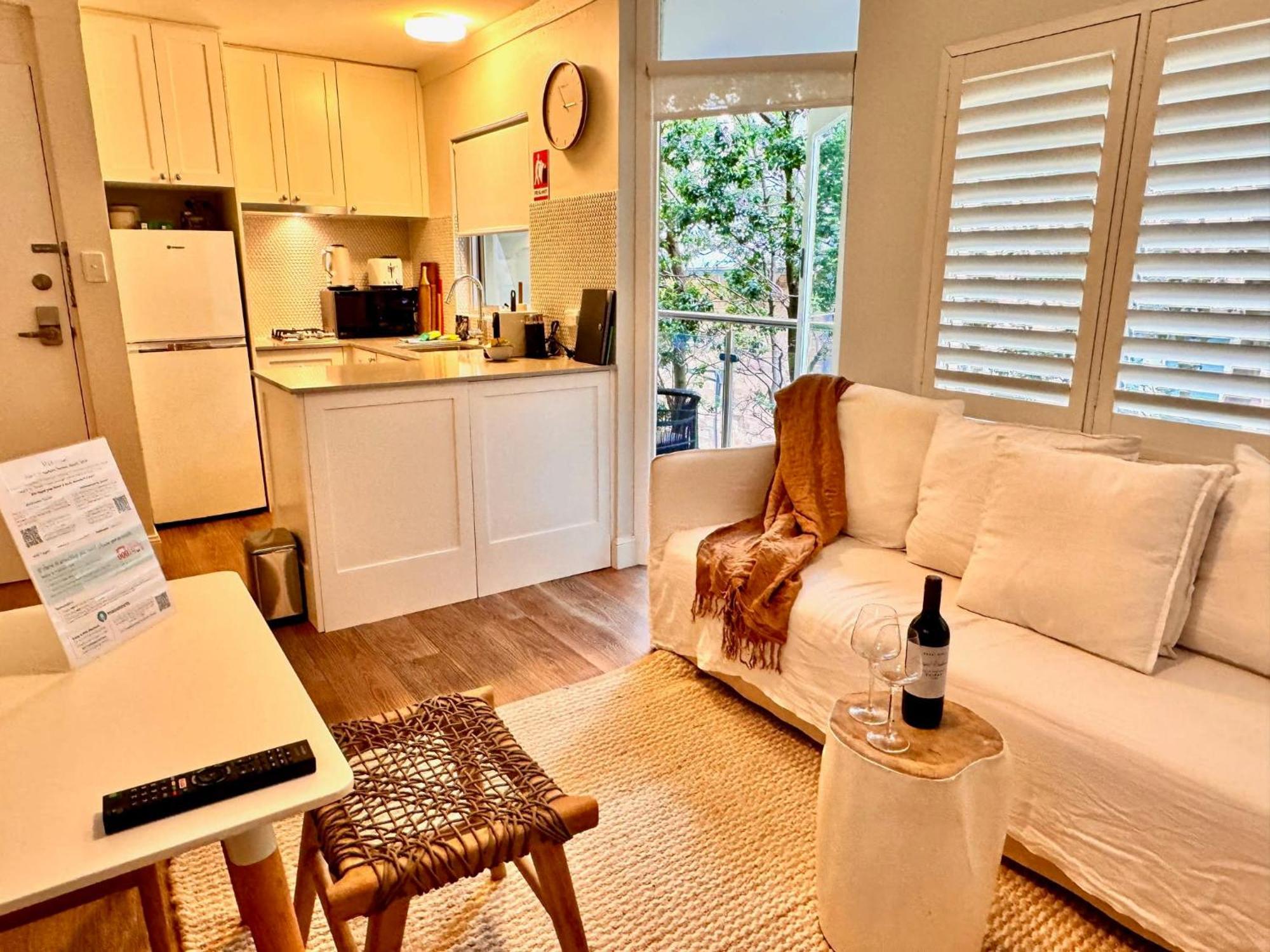 1 Bdrm Manly Beachside With Parking Apartment *