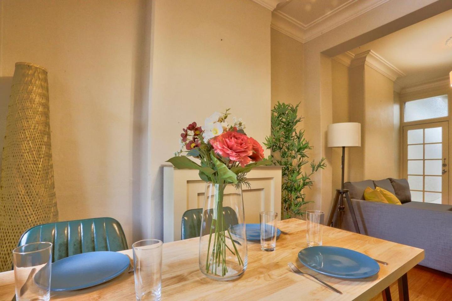 Awesome 2 Bedroom House Surry Hills Bahay bakasyunan