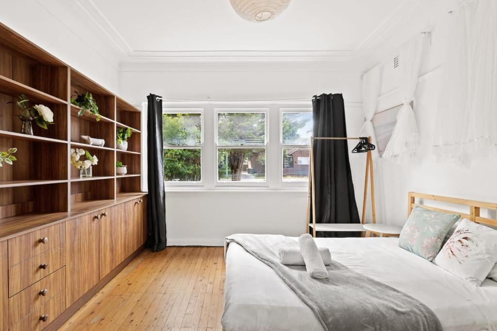Guest house Rustic Double - Waterfront - Nearby Shops - Shared Bathroom Sydney