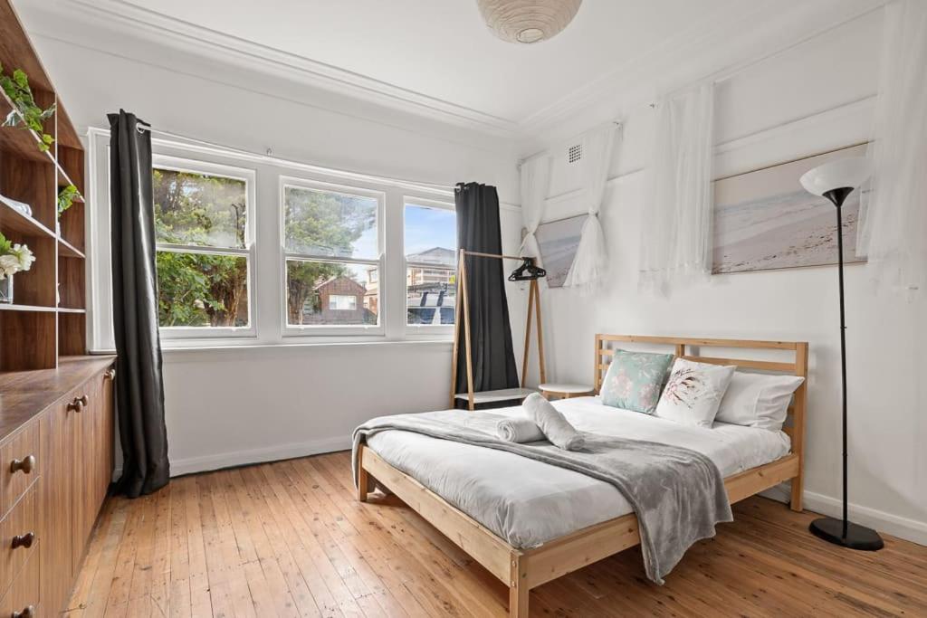 Guest house Rustic Double - Waterfront - Nearby Shops - Shared Bathroom Sydney