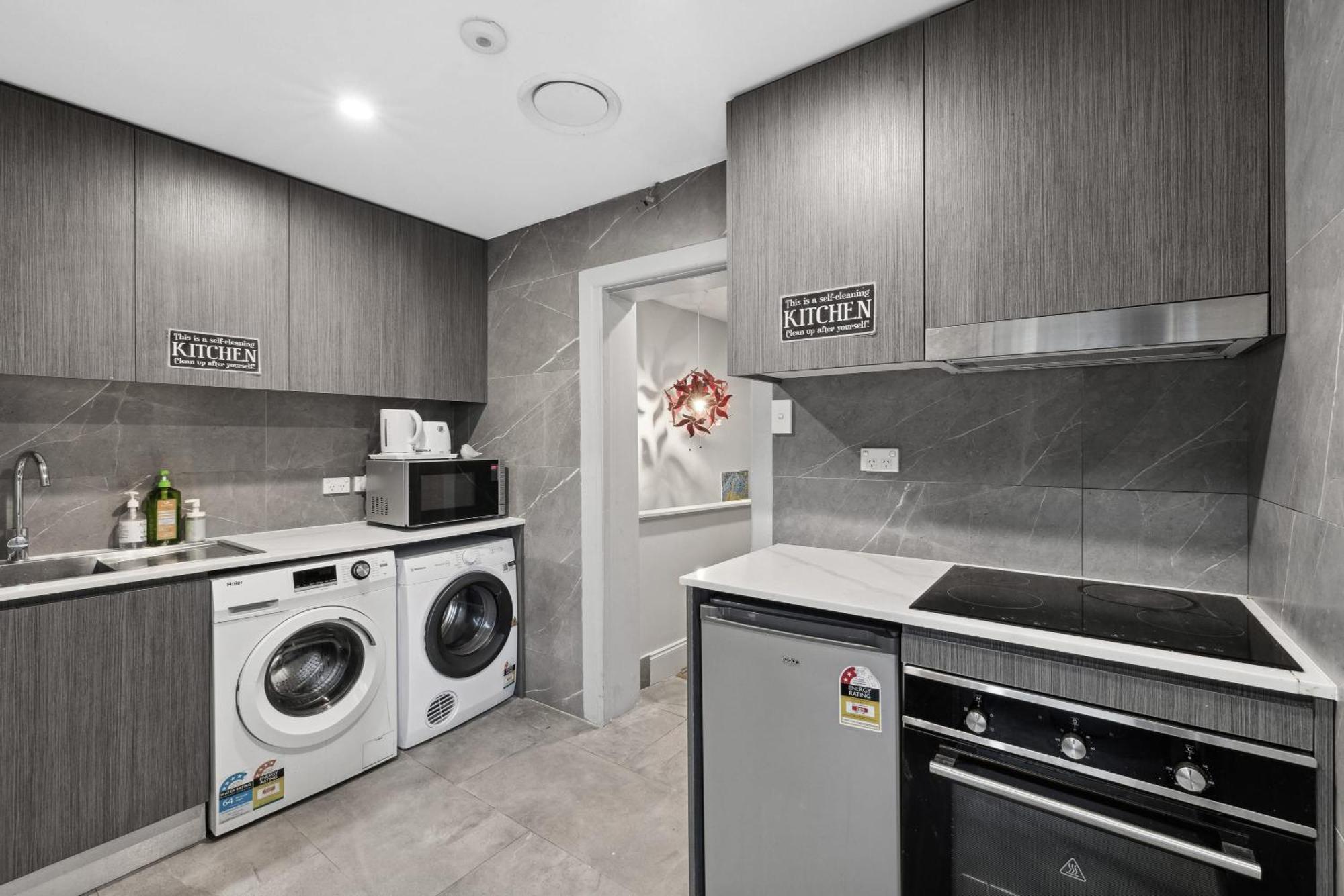 Gasthof Standard Triple - Luxe Spot - Next To - Shared Bathroom Sydney