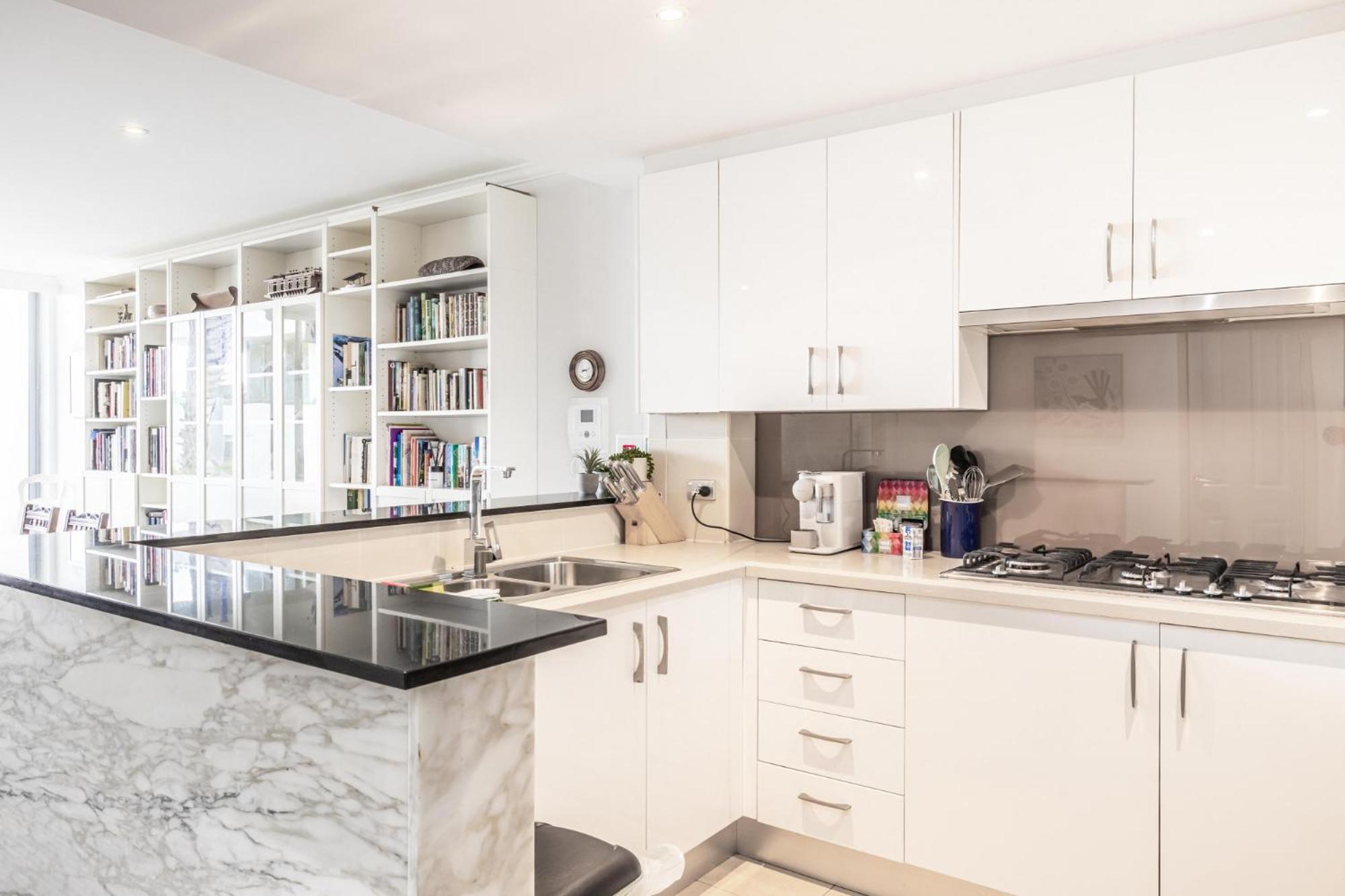 Gorgeous 2-bed Unit Near Riverside Parks Apartment *