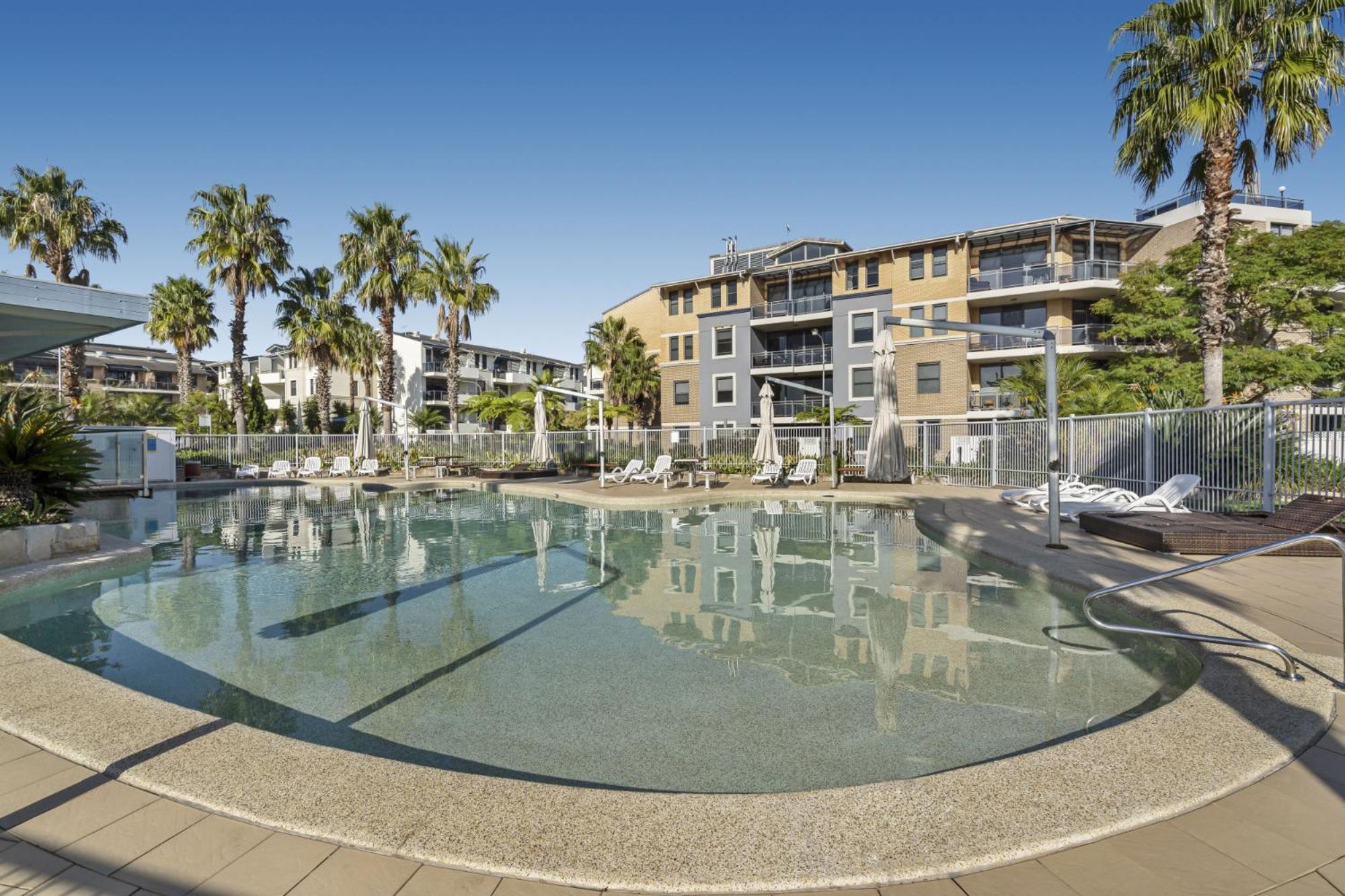 Gorgeous 2-bed Unit Near Riverside Parks Apartment