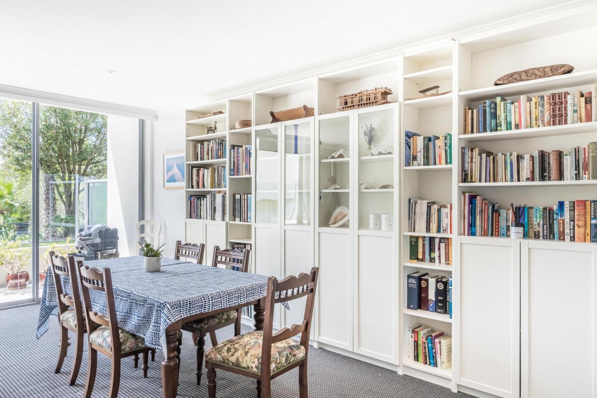 Gorgeous 2-bed Unit Near Riverside Parks Apartment