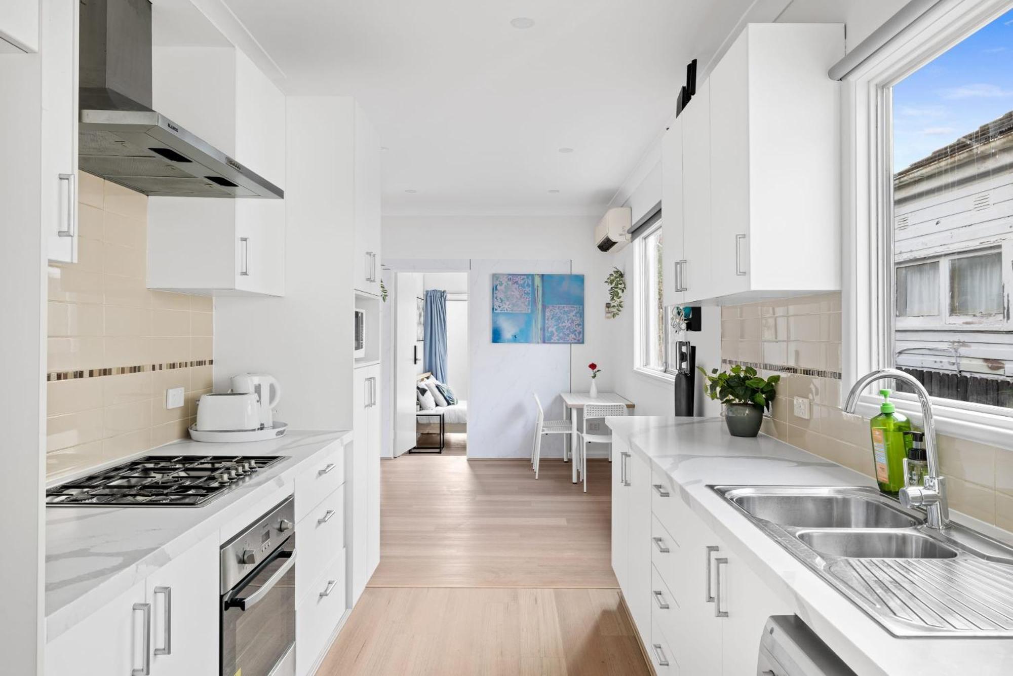 Casa de hóspedes Elegant Double - Mins To Airport - Shared Bathroom *