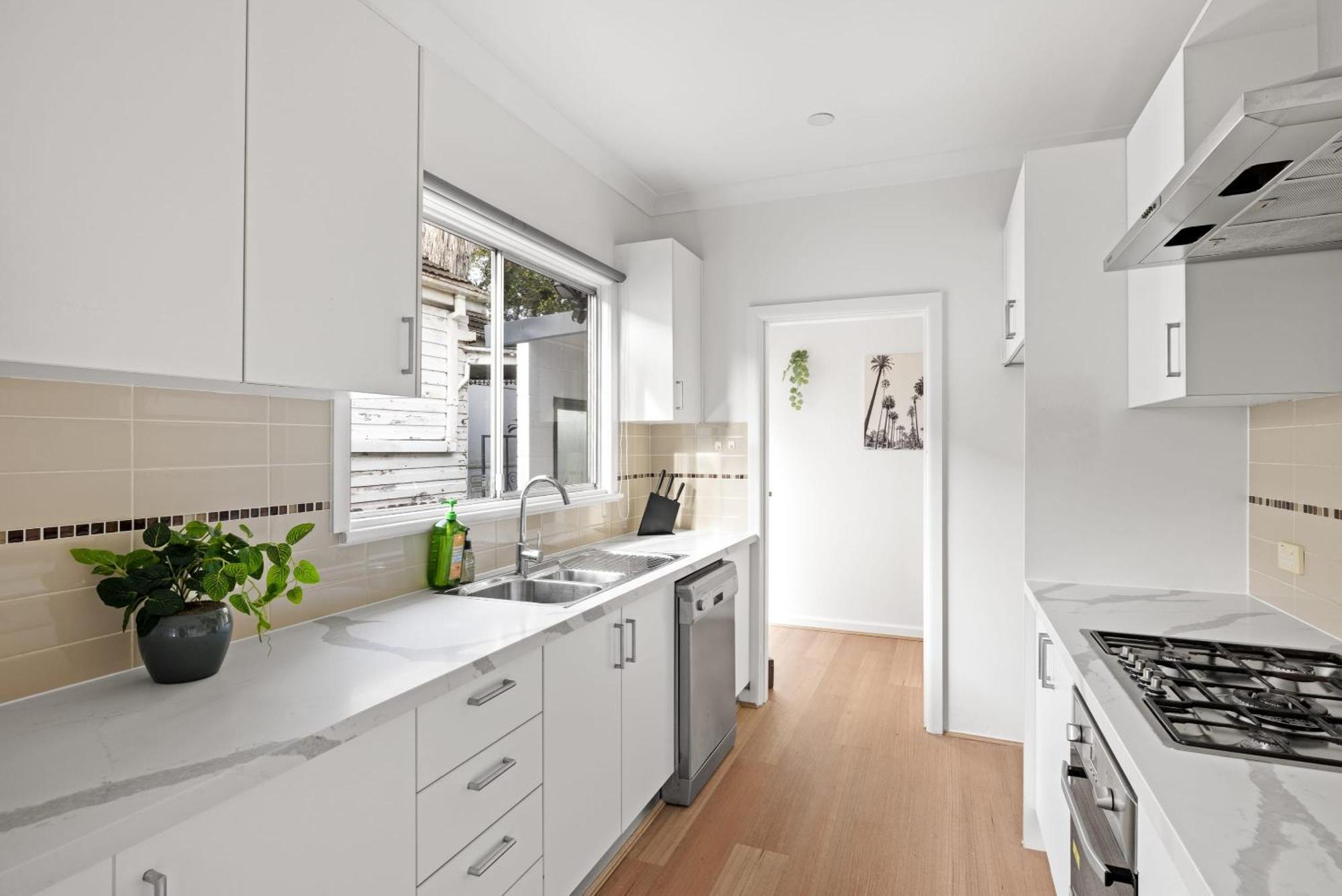 Casa de hóspedes Elegant Double - Mins To Airport - Shared Bathroom *