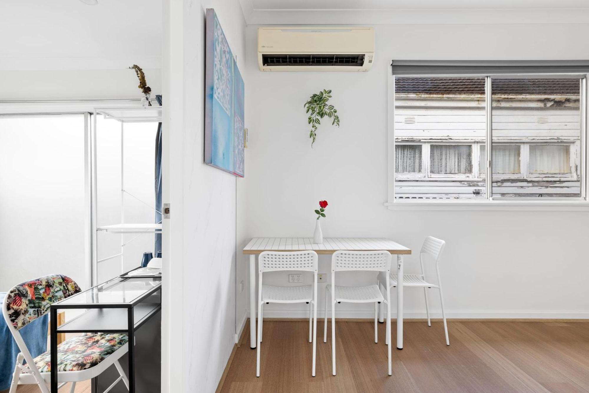 Casa de hóspedes Elegant Double - Mins To Airport - Shared Bathroom *