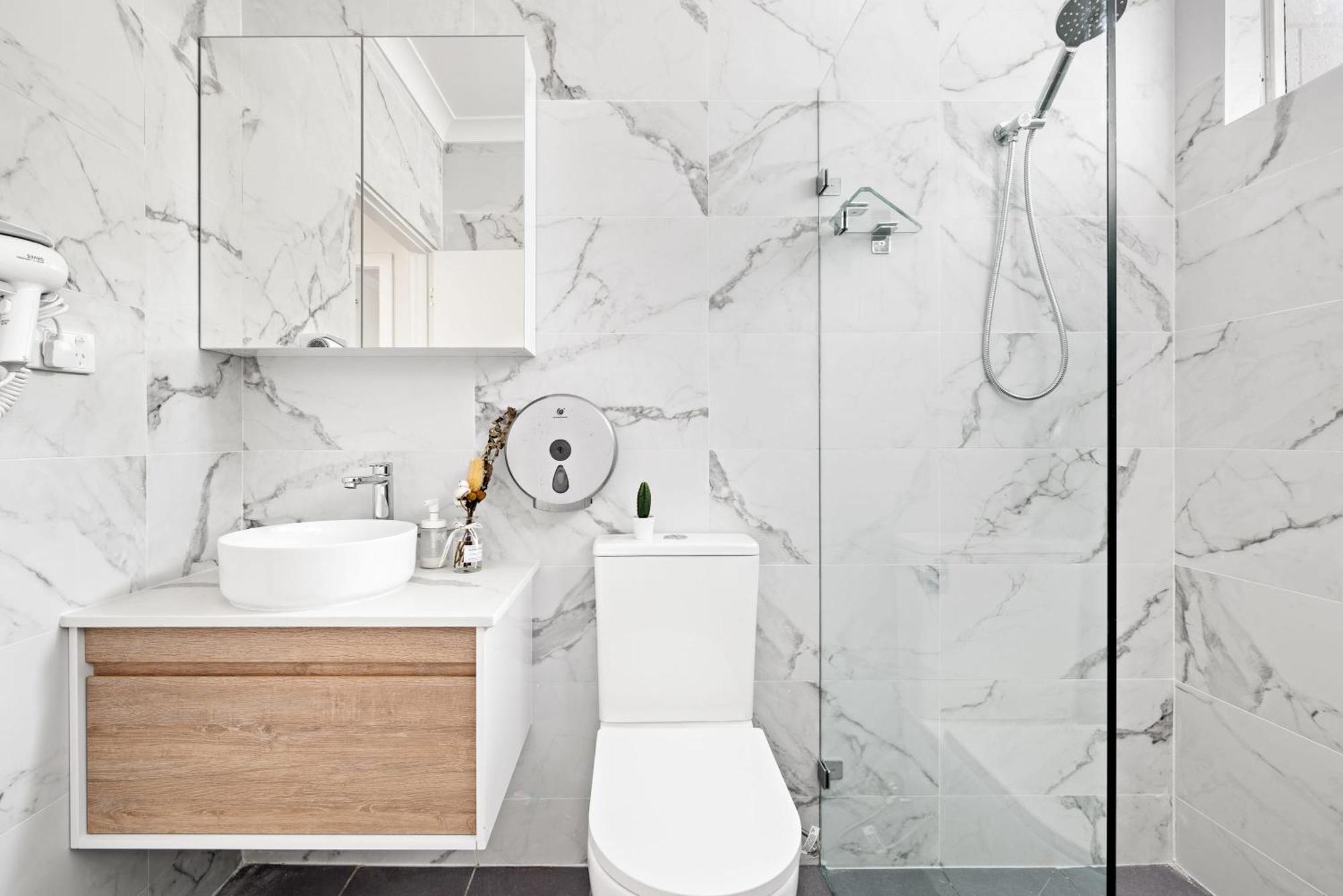 Casa de hóspedes Elegant Double - Mins To Airport - Shared Bathroom
