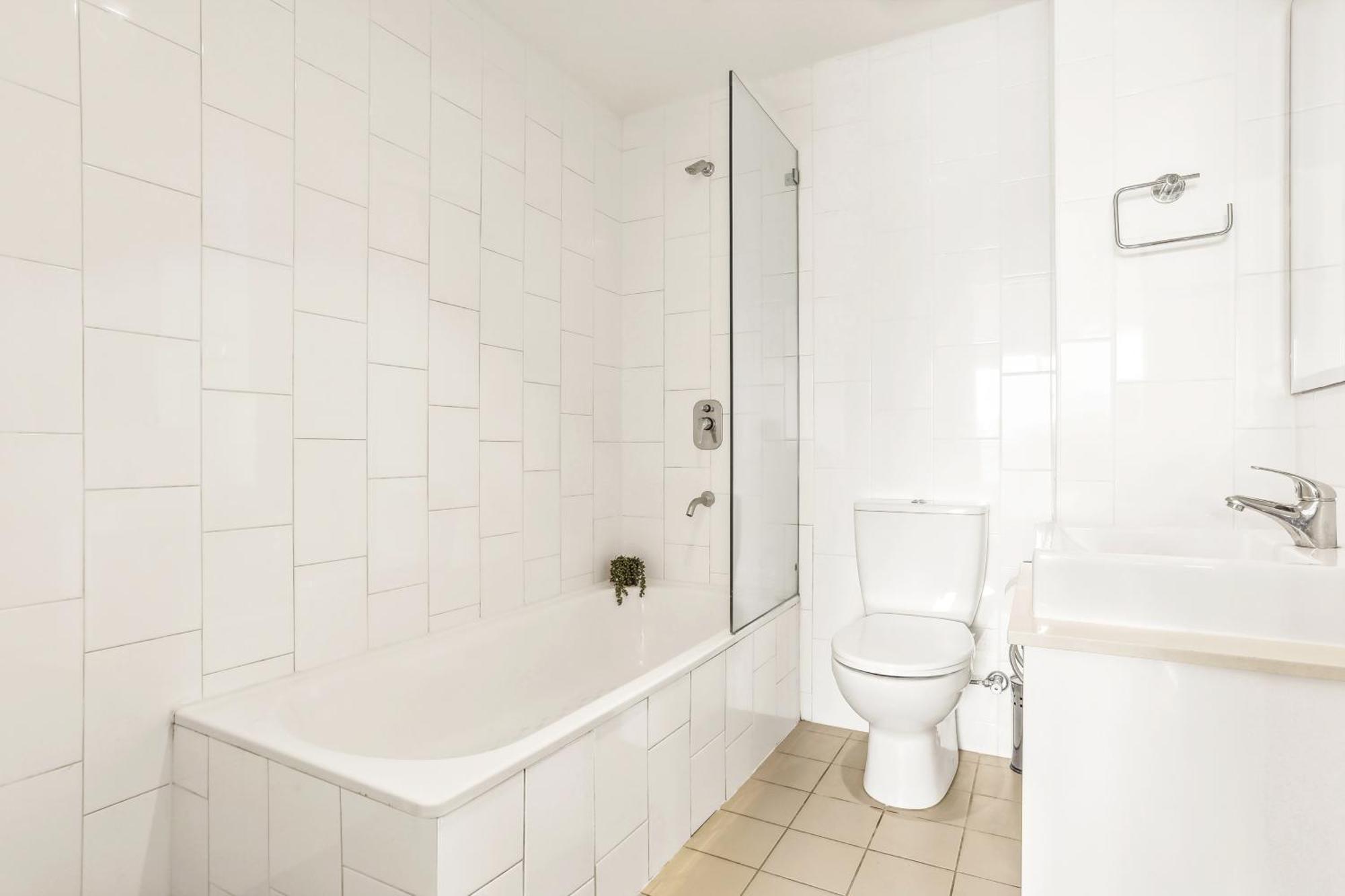 2 Bed 2 Bath Parking, Mins To Train And Cbd *