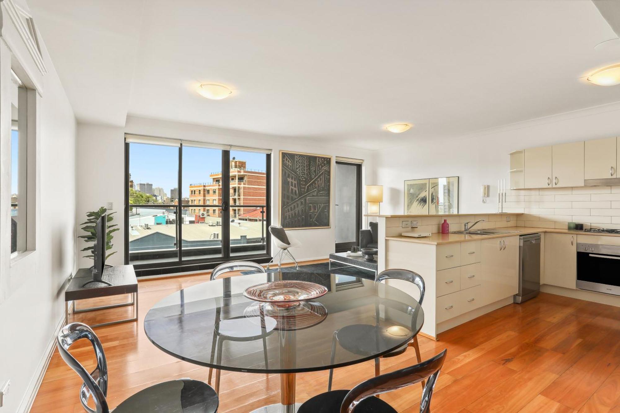 Apartment 2 Bed 2 Bath Parking, Mins To Train And Cbd Sydney