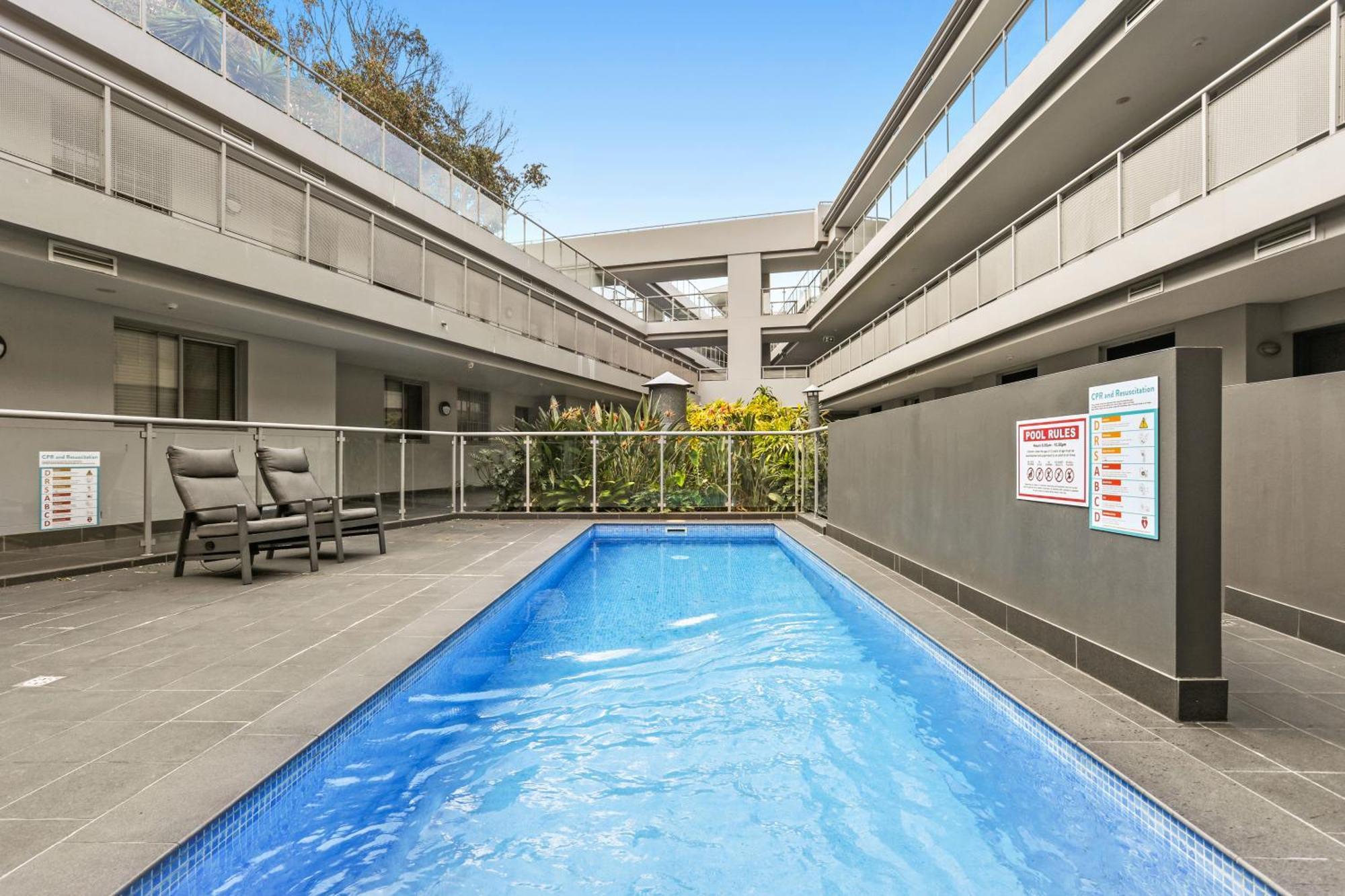 Apartment 2 Bed 2 Bath Parking, Mins To Train And Cbd