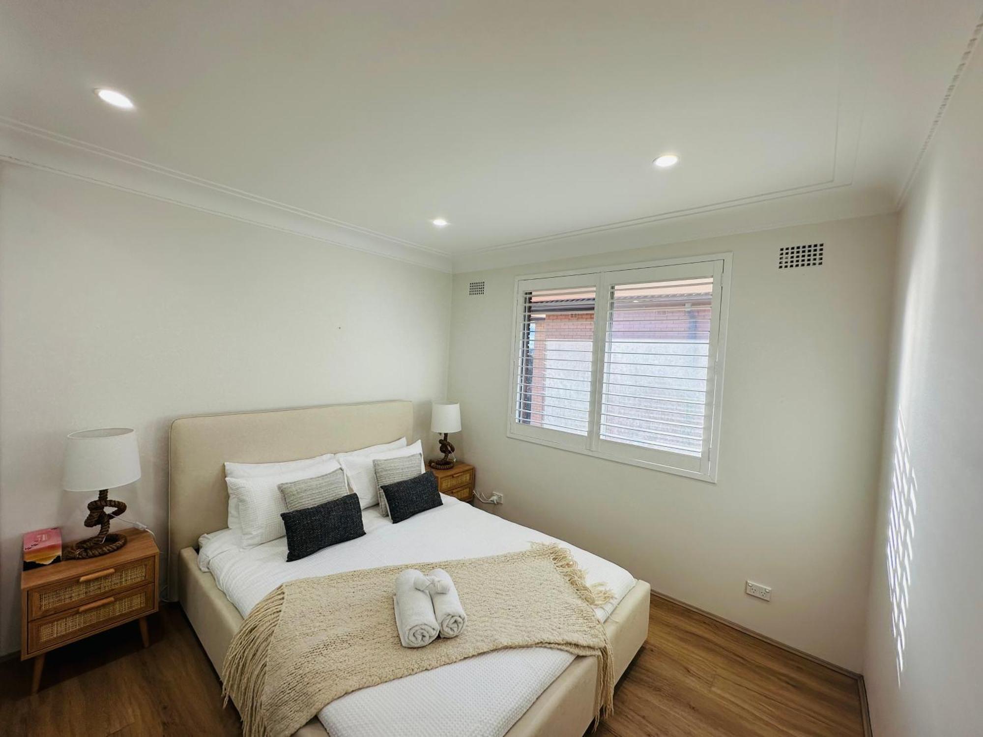 Coogee Sunrise 2 Bed With Parking, Work Desks & Balcony