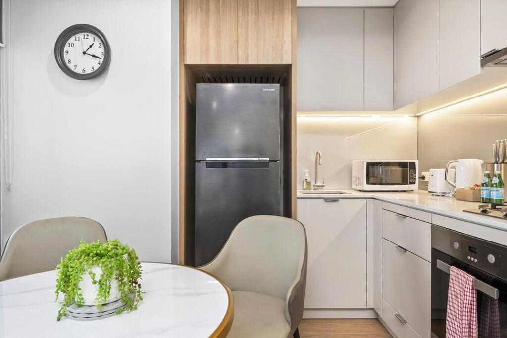 Urban Oasis In The Heart Of Apartment *