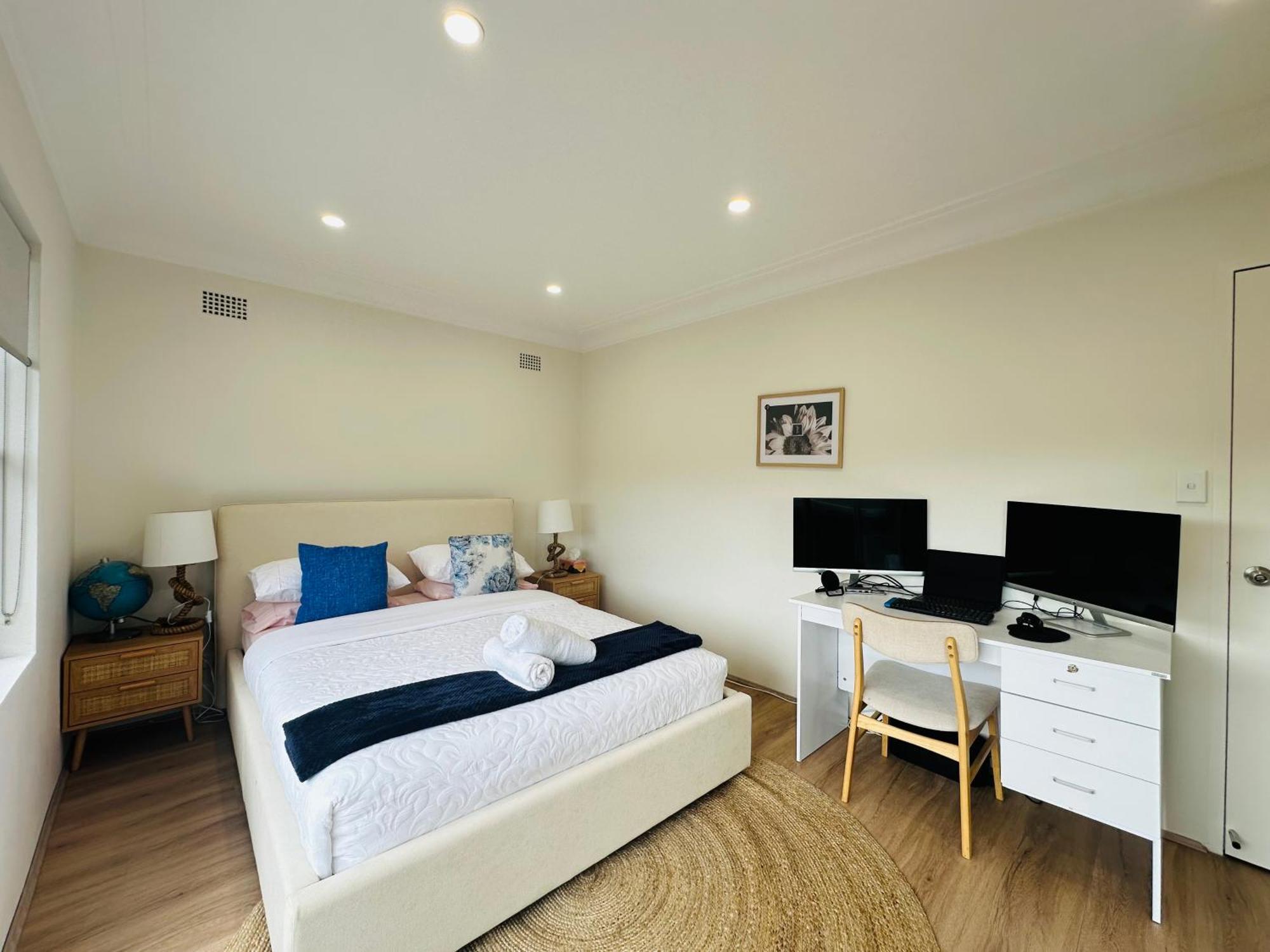 Coogee Sunrise 2 Bed With Parking, Work Desks & Balcony