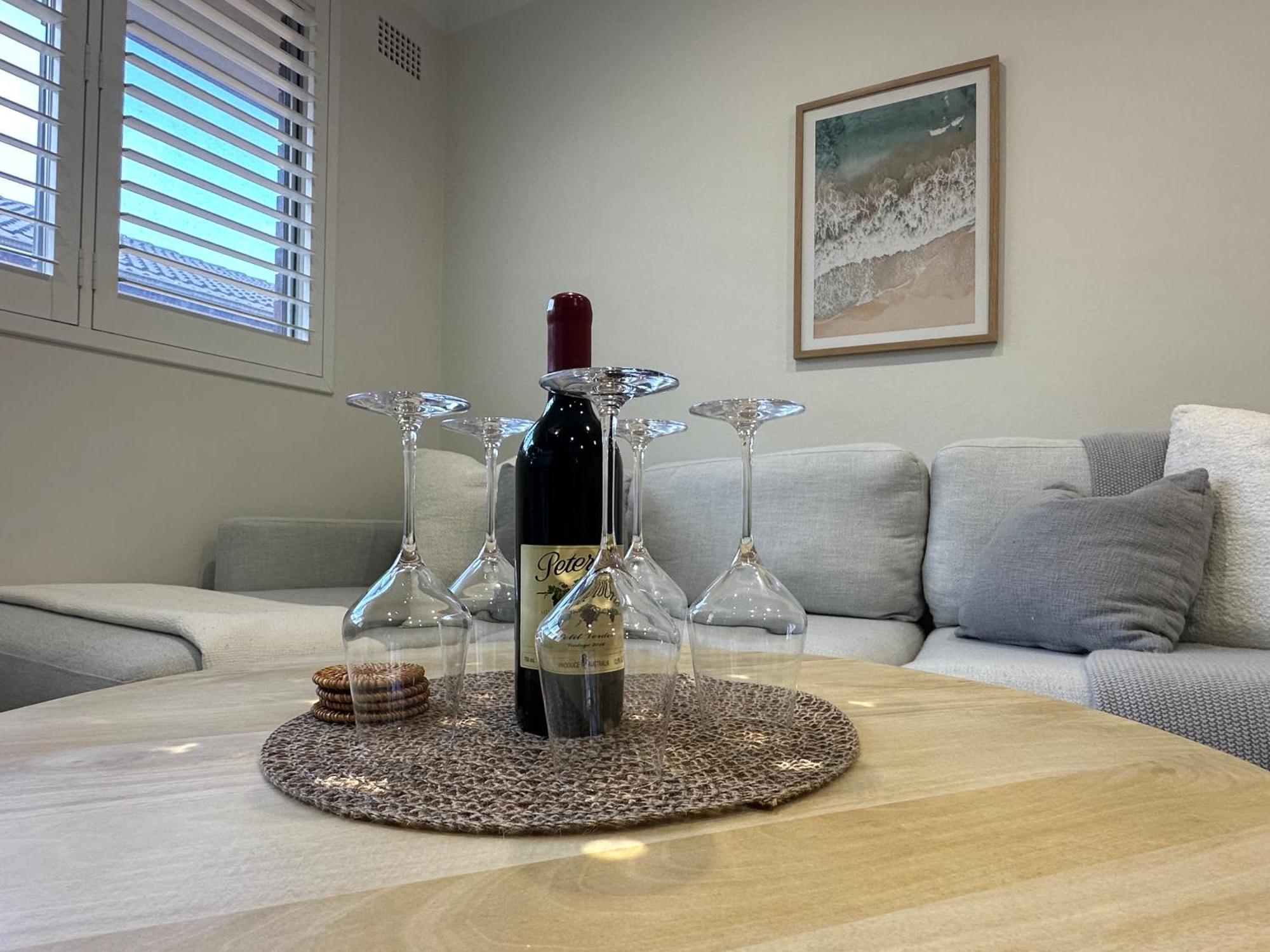 Coogee Sunrise 2 Bed With Parking, Work Desks & Balcony Apartment *