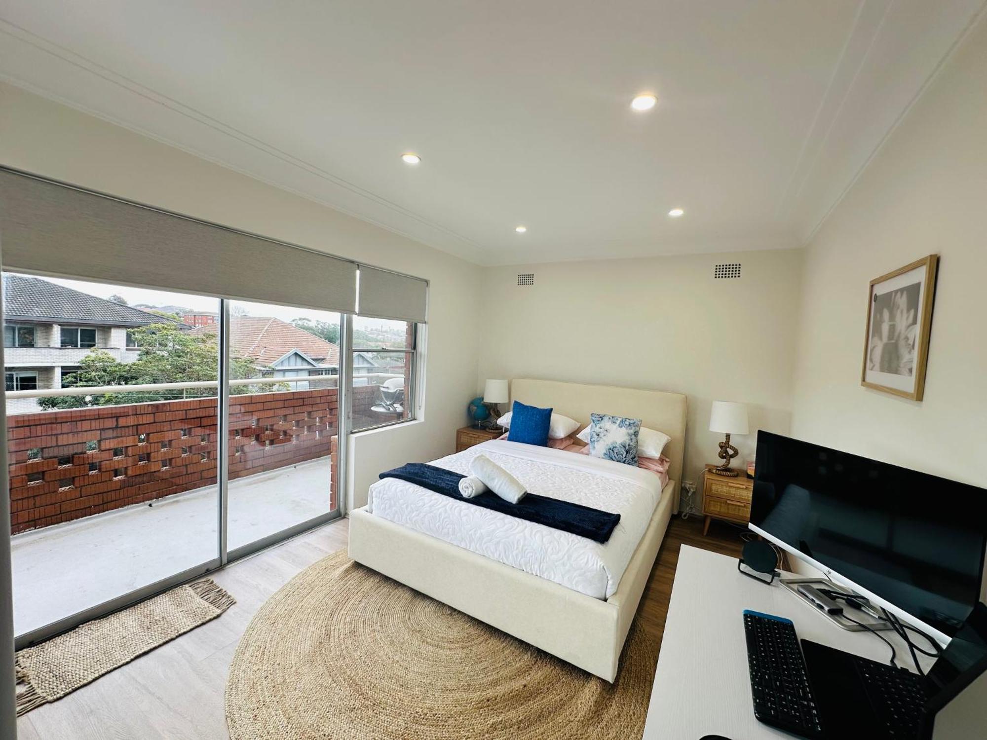 Coogee Sunrise 2 Bed With Parking, Work Desks & Balcony