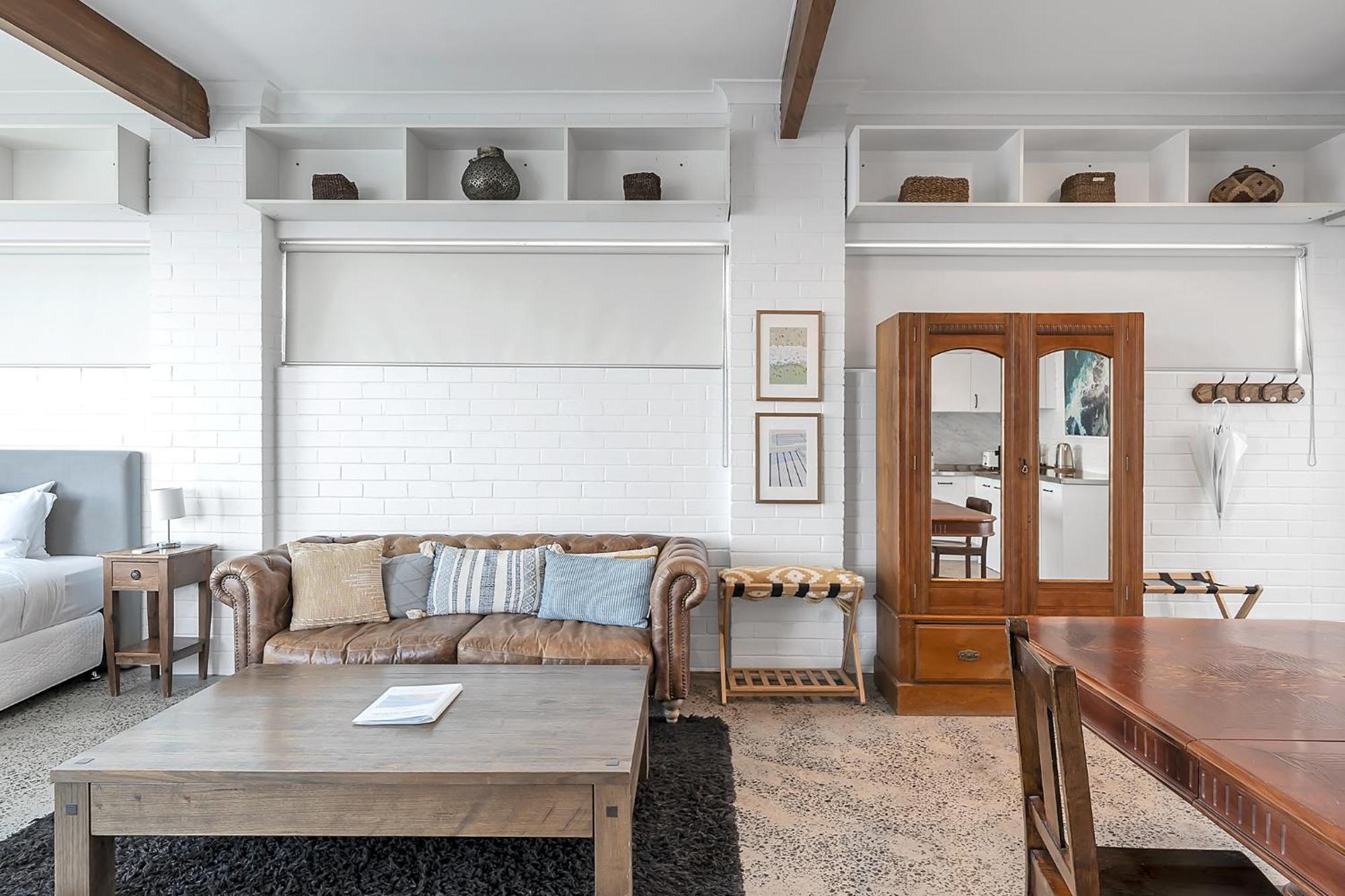 Upscale Cliffside With Ocean Views North Bondi Apartment