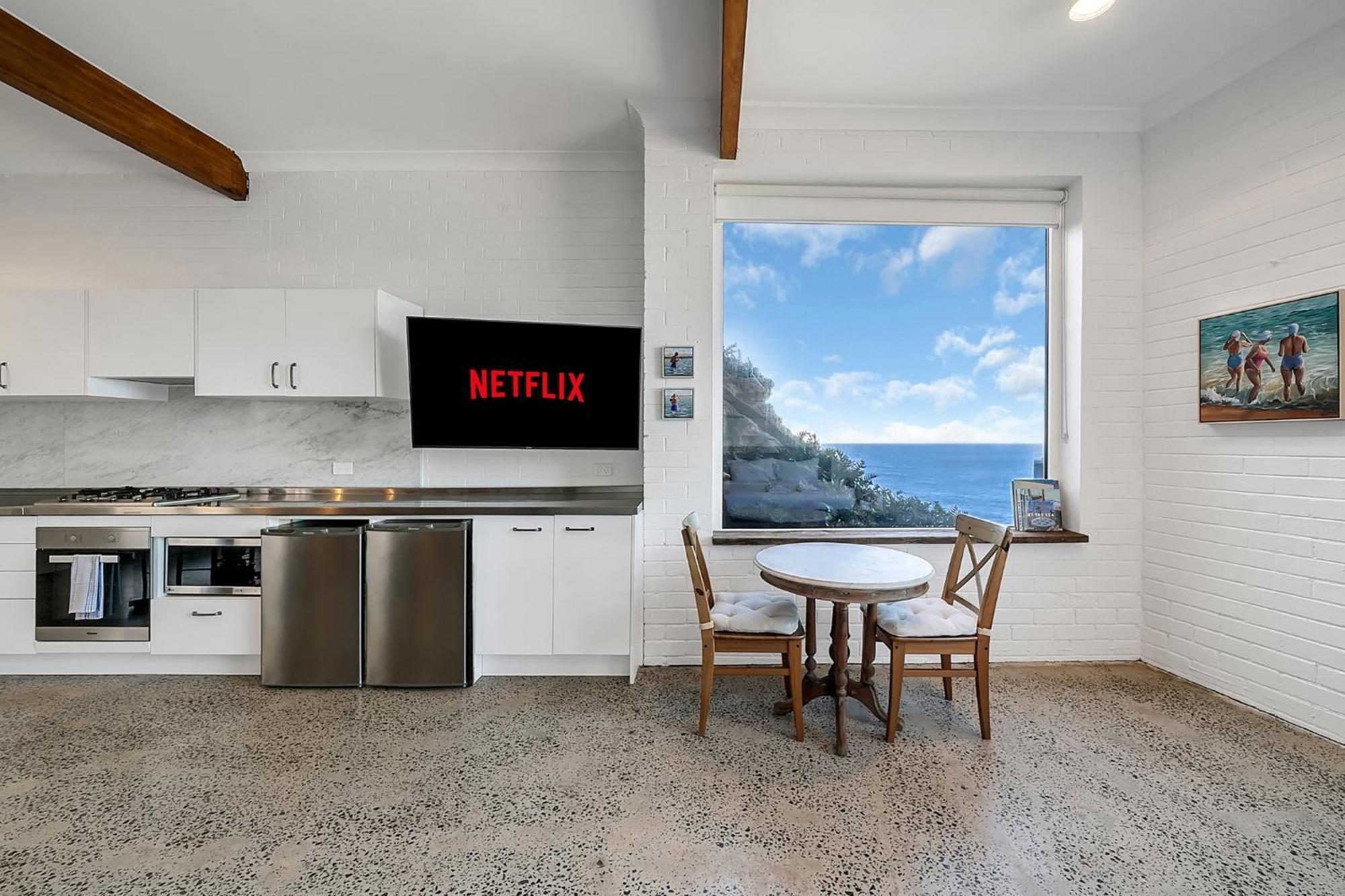 Upscale Cliffside With Ocean Views North Bondi Apartment
