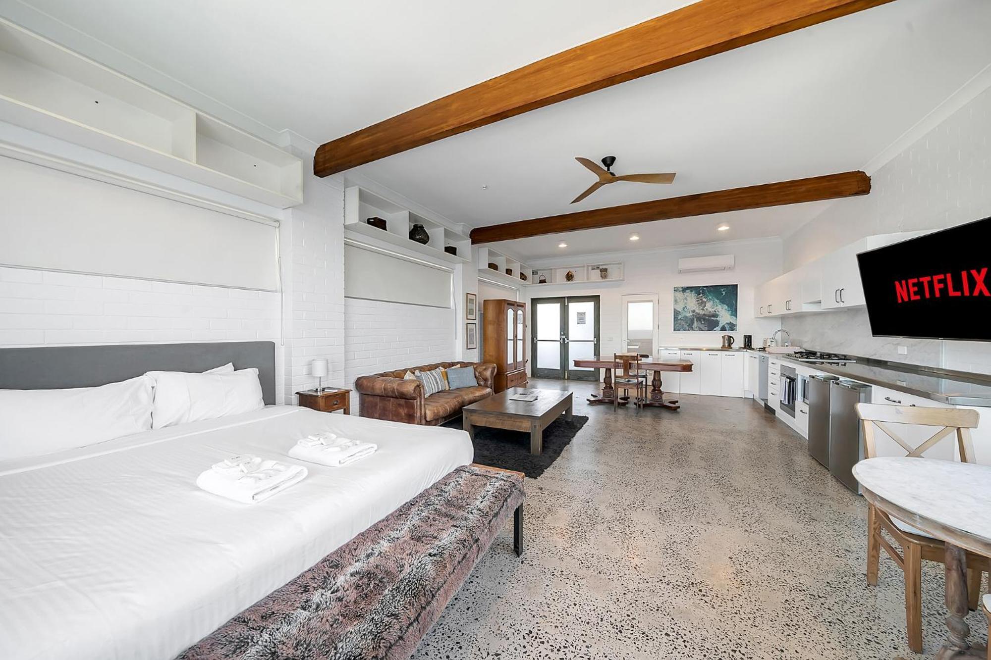 Upscale Cliffside With Ocean Views North Bondi Apartment *