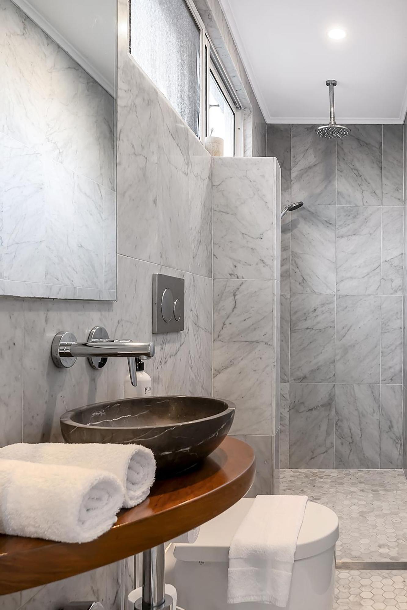 Upscale Cliffside With Ocean Views North Bondi Apartment