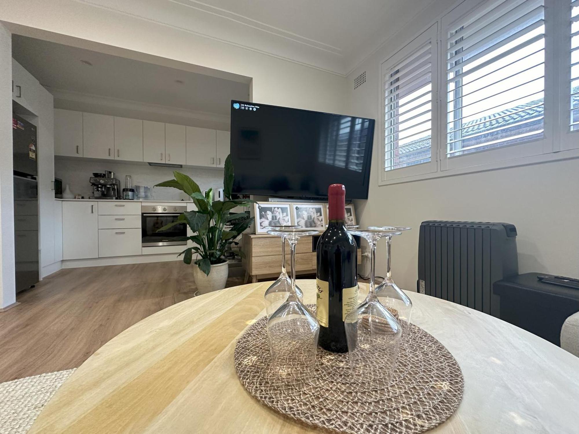 Coogee Sunrise 2 Bed With Parking, Work Desks & Balcony