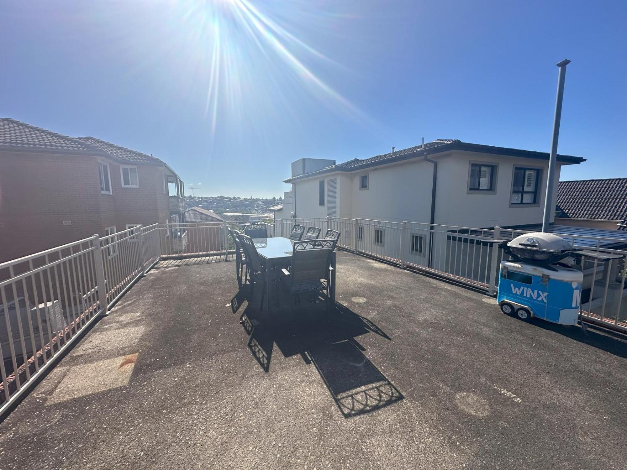 Coogee Sunrise 2 Bed With Parking, Work Desks & Balcony