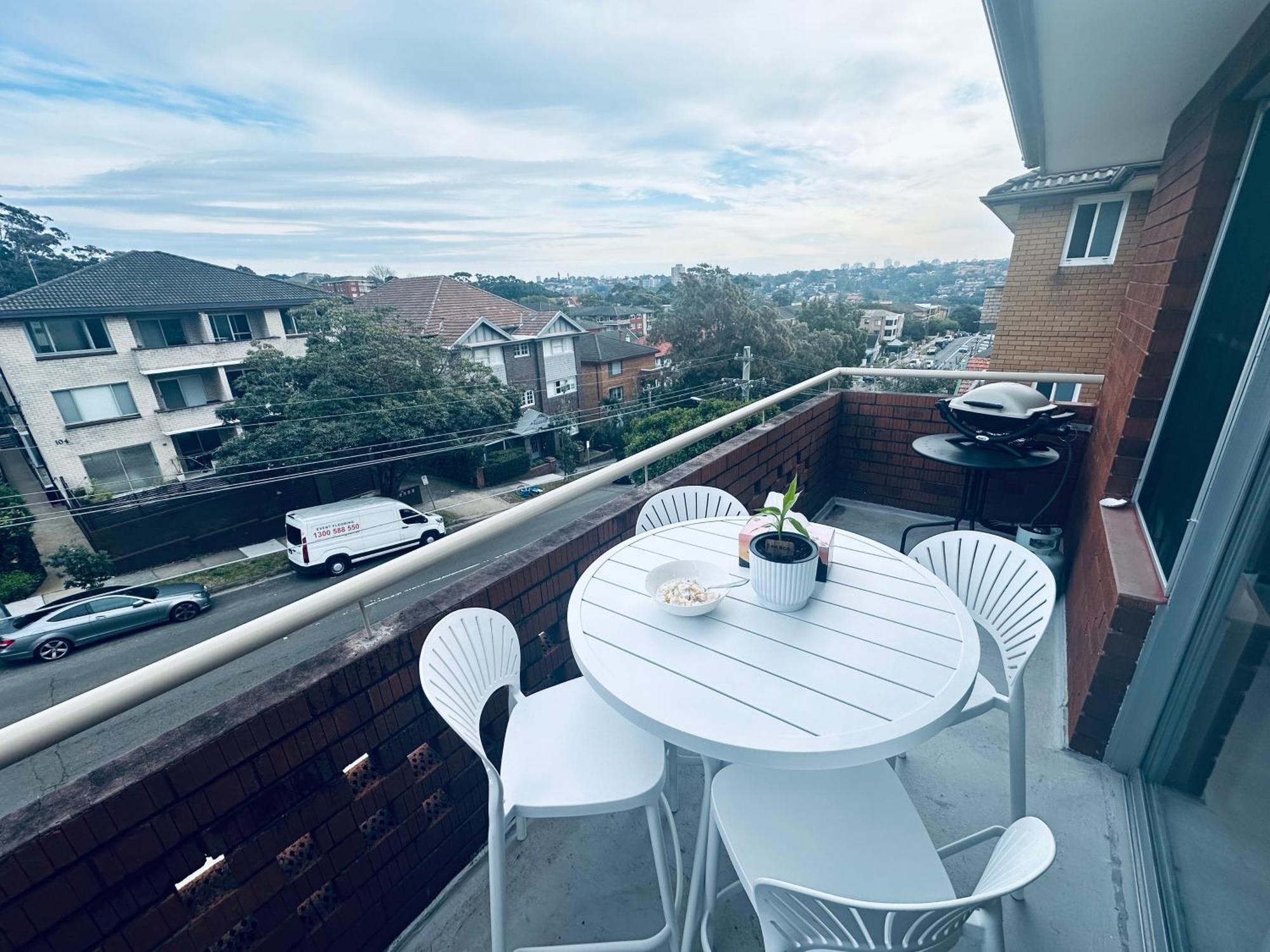 Coogee Sunrise 2 Bed With Parking, Work Desks & Balcony