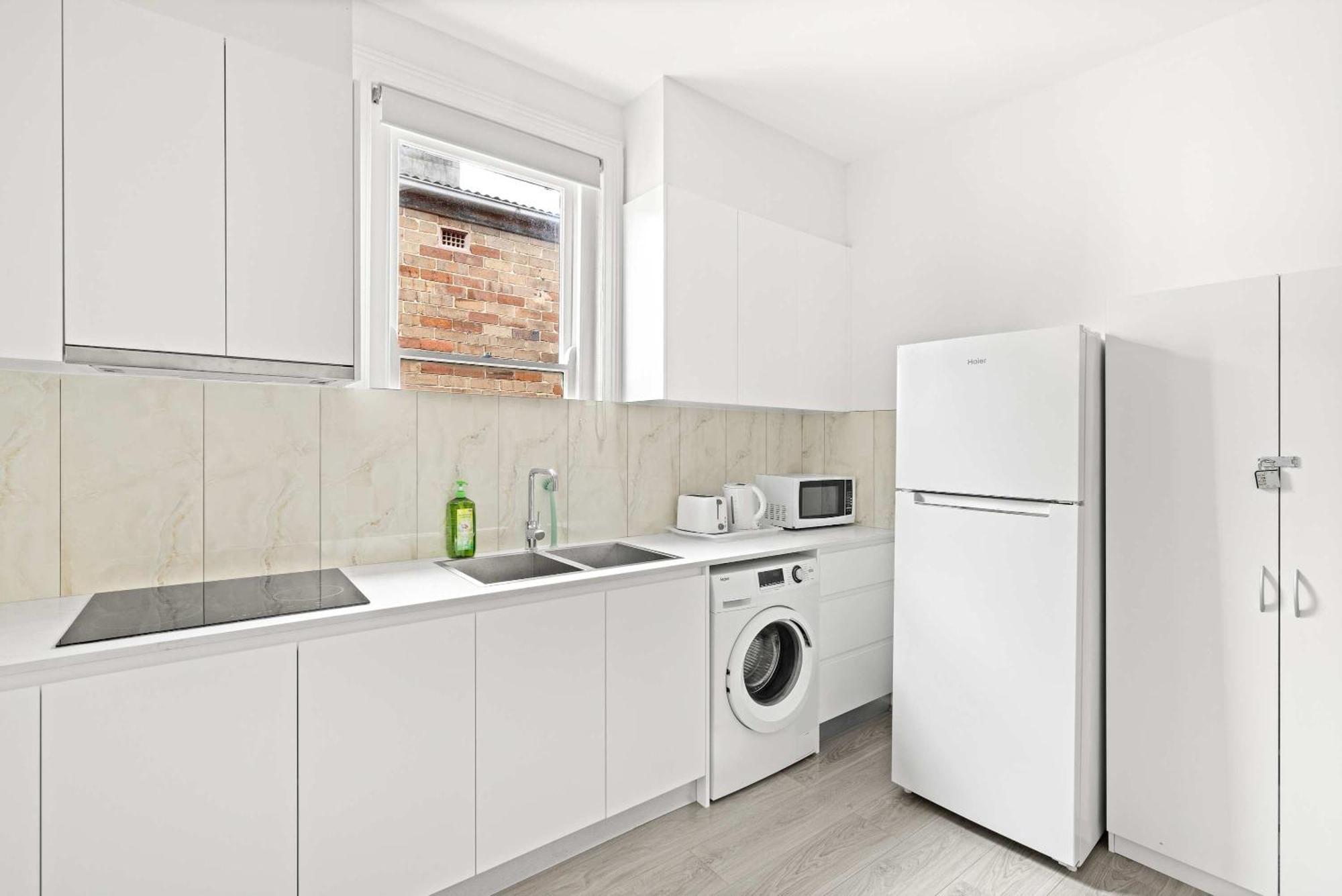 Rustic Double - Centrally Located - Shared Bathroom Gasthof Sydney