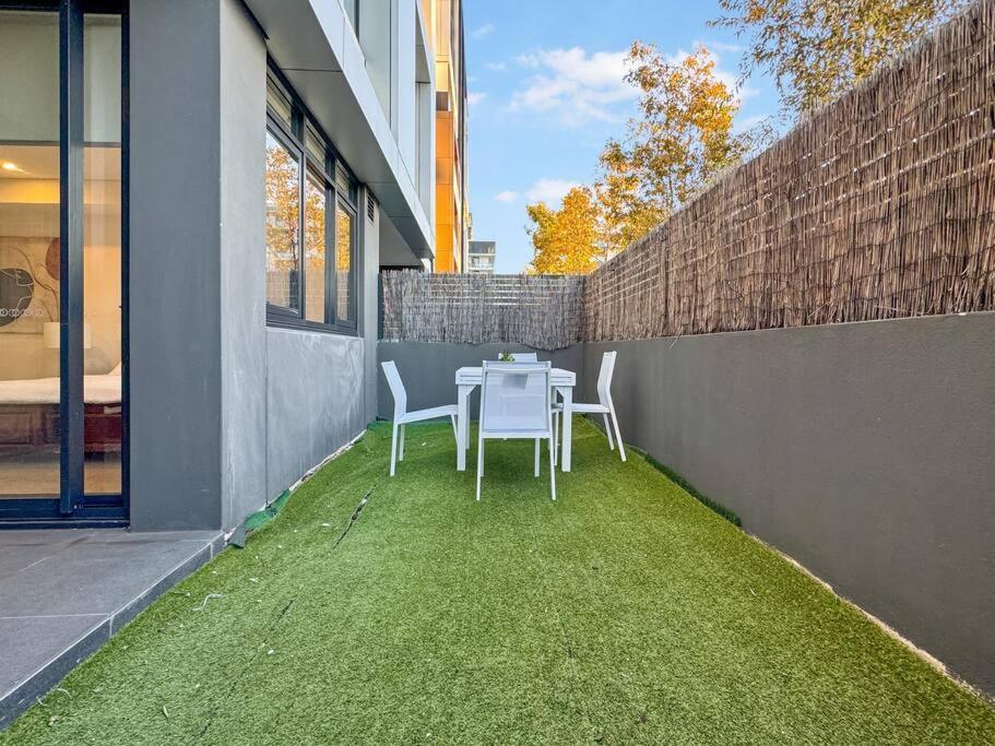 River And Parkside On Meadowbank Apartment