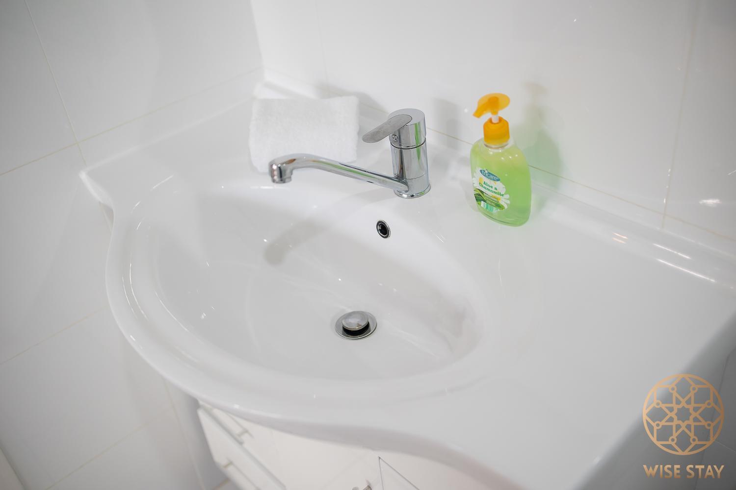 Hurstville 2br Granny Flat Near Shopping & Train