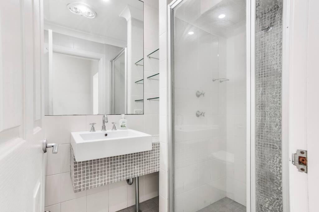Iconic Harbour Views Apartment Sydney