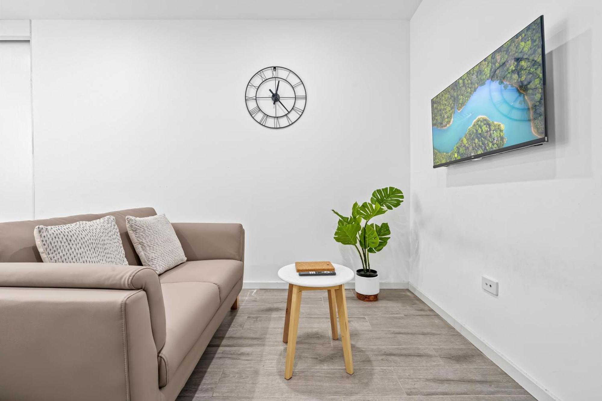 Burwood 1br Neartrainshopping Street Parking