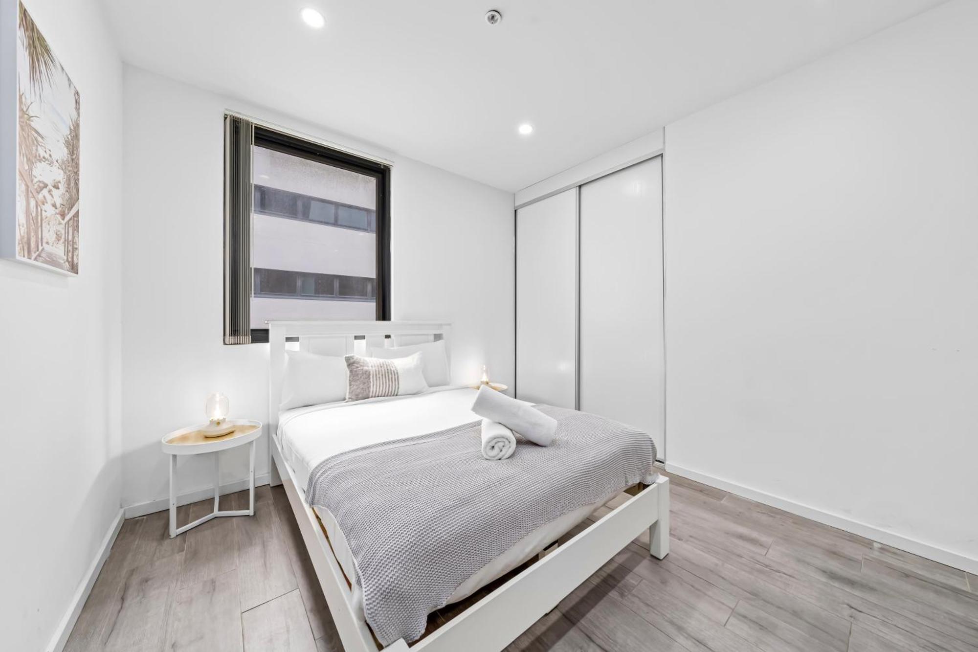 Burwood 1br Neartrainshopping Street Parking Apartment *