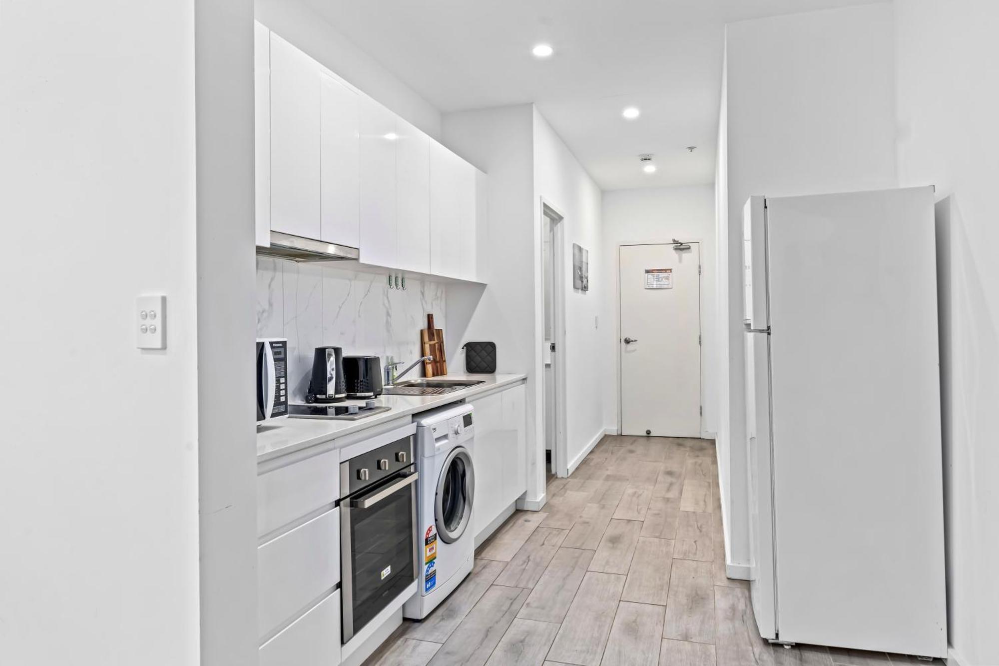 Apartment Burwood 1br Neartrainshopping Street Parking *