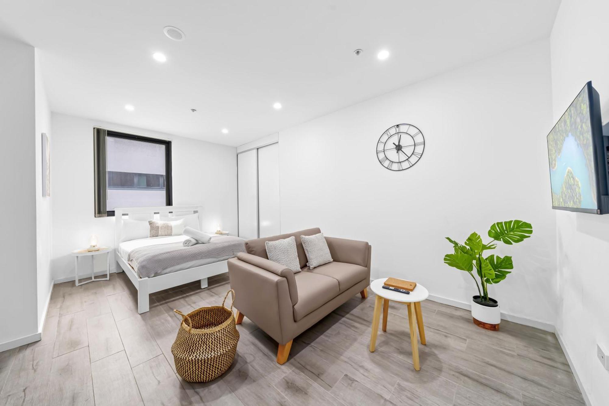 Burwood 1br Neartrainshopping Street Parking Sydney