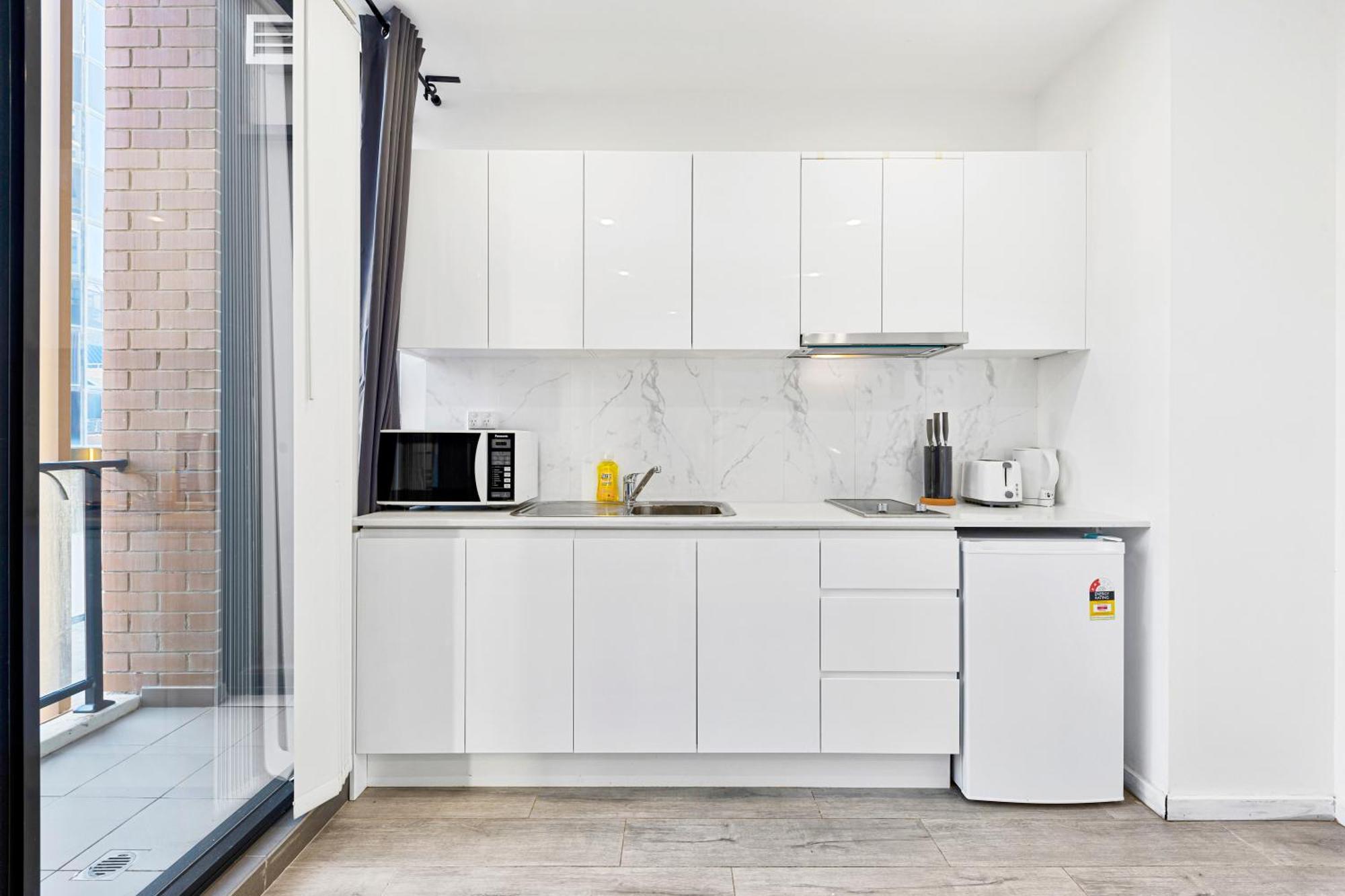 Burwood 1br Steps To Train Station Shopping