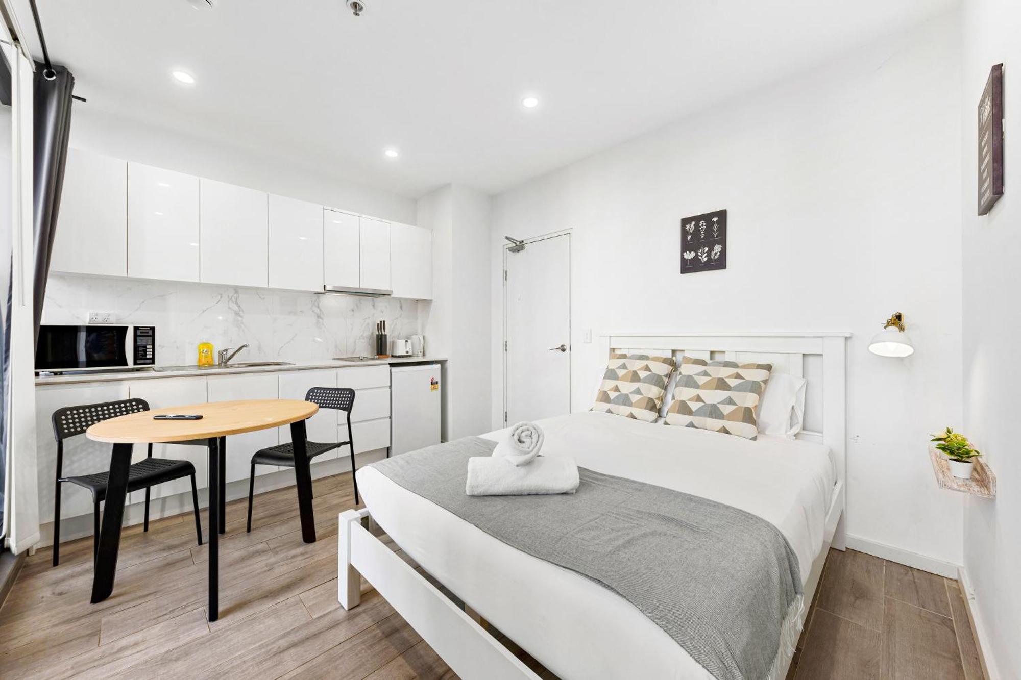 Burwood 1br Steps To Train Station Shopping Apartment