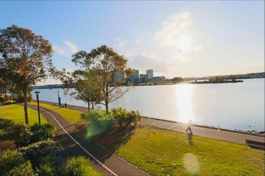 Stunning Waterfront 3 Bedroom With Pool, Bbq Apartment *