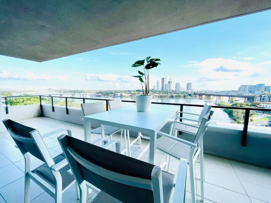 Apartment Stunning Waterfront 3 Bedroom With Pool, Bbq