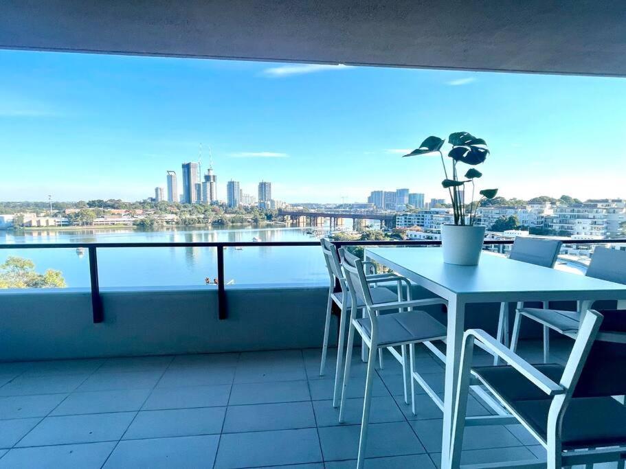 Apartment Stunning Waterfront 3 Bedroom With Pool, Bbq *