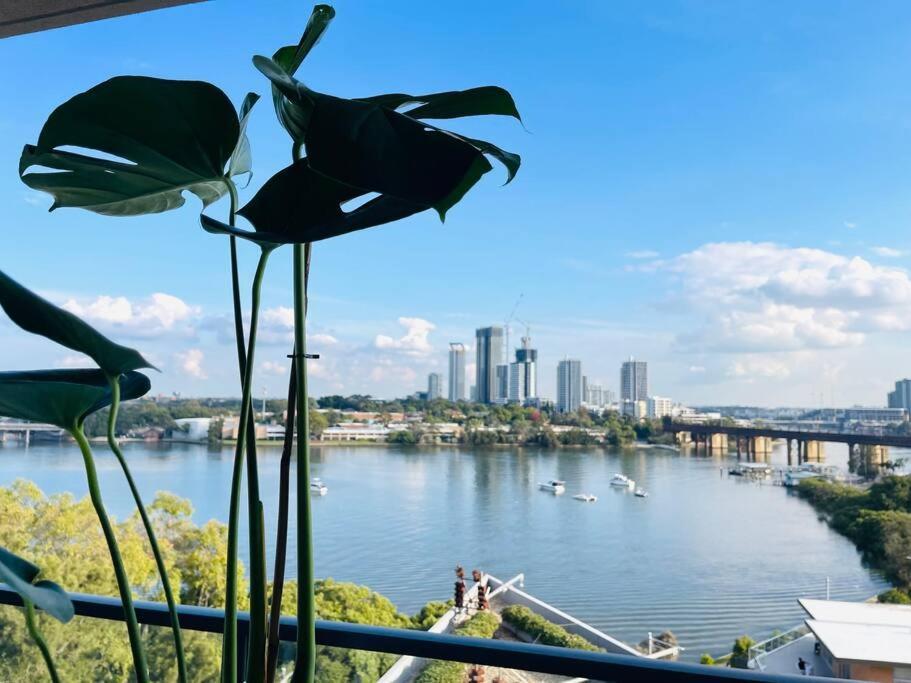 Apartment Stunning Waterfront 3 Bedroom With Pool, Bbq *