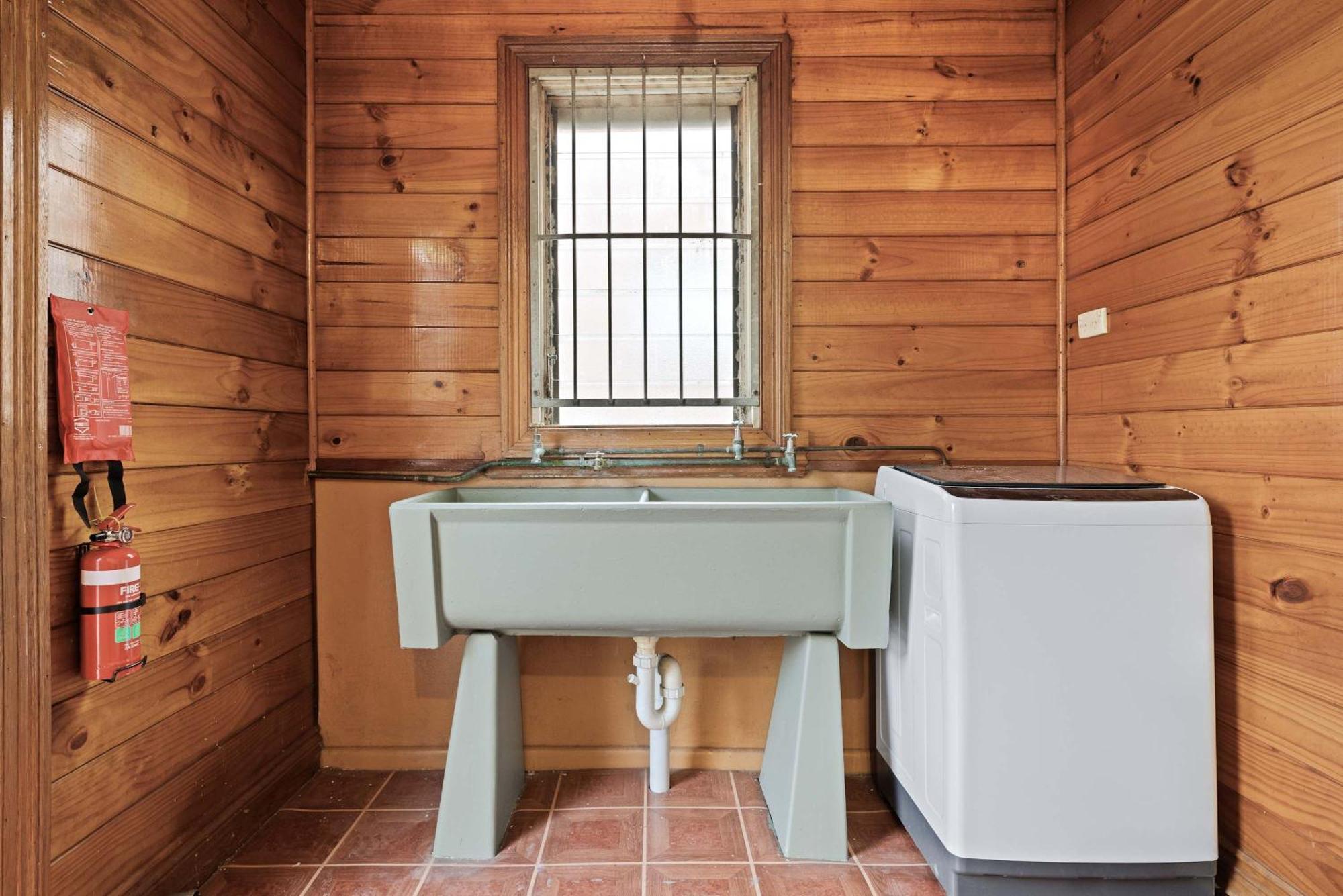 Guest house Boutique Single - Centrally Located - External - Shared Bathroom