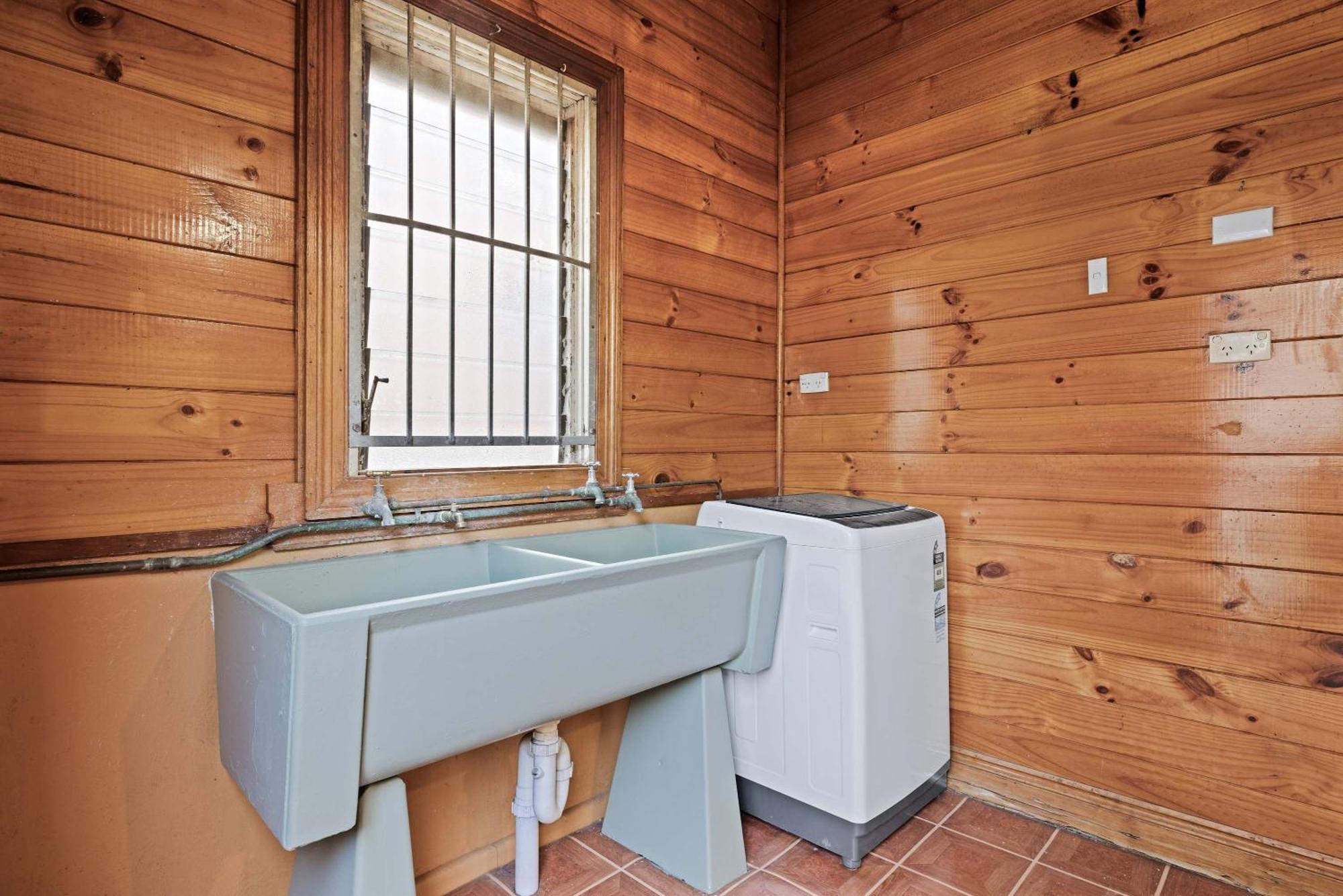 Guest house Boutique Single - Centrally Located - External - Shared Bathroom *