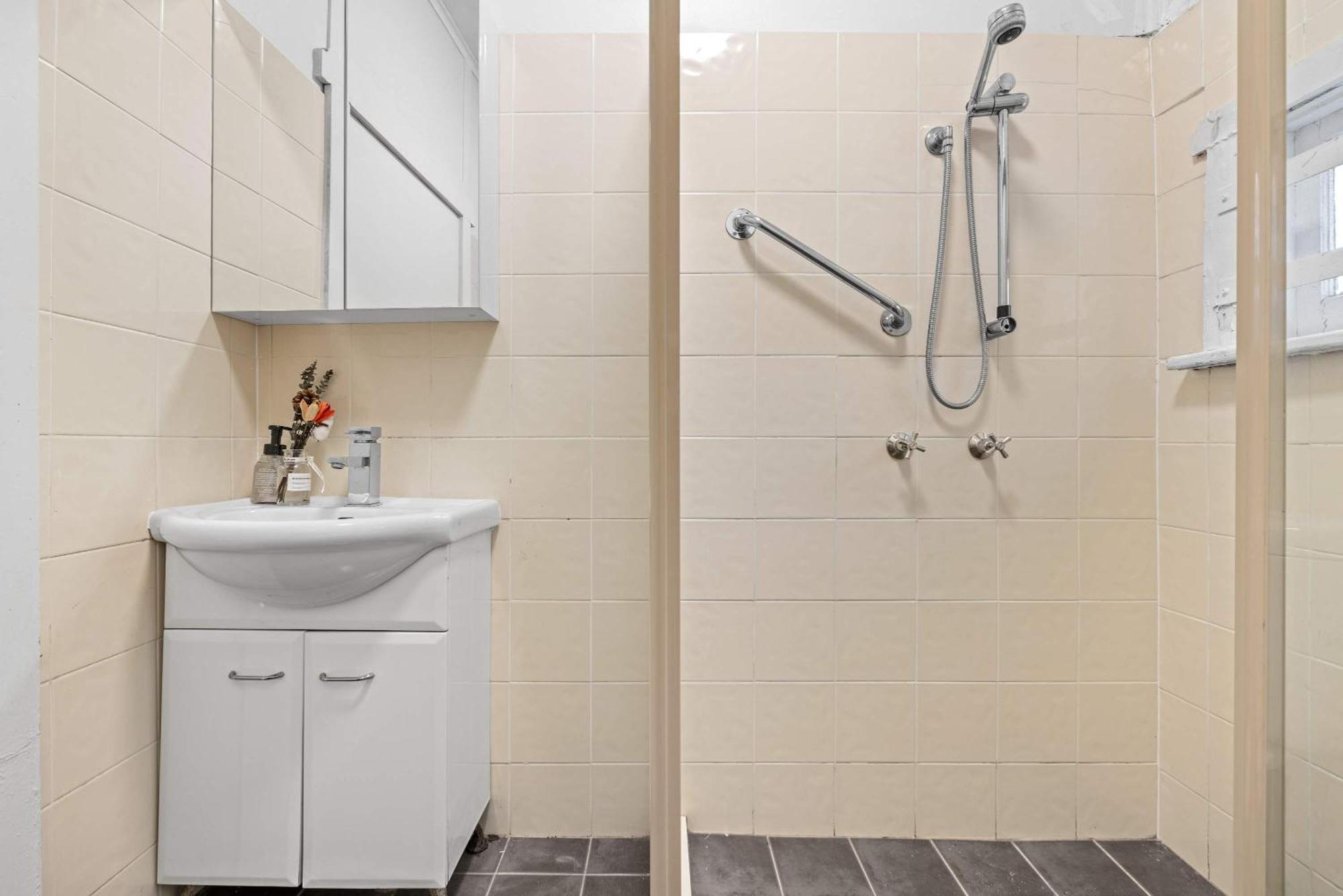 Boutique Single - Centrally Located - External - Shared Bathroom *