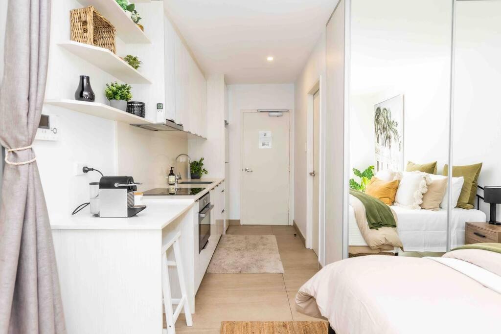 Perfect 2 Min Walk To The Wifi Aircon Netflix Apartment *