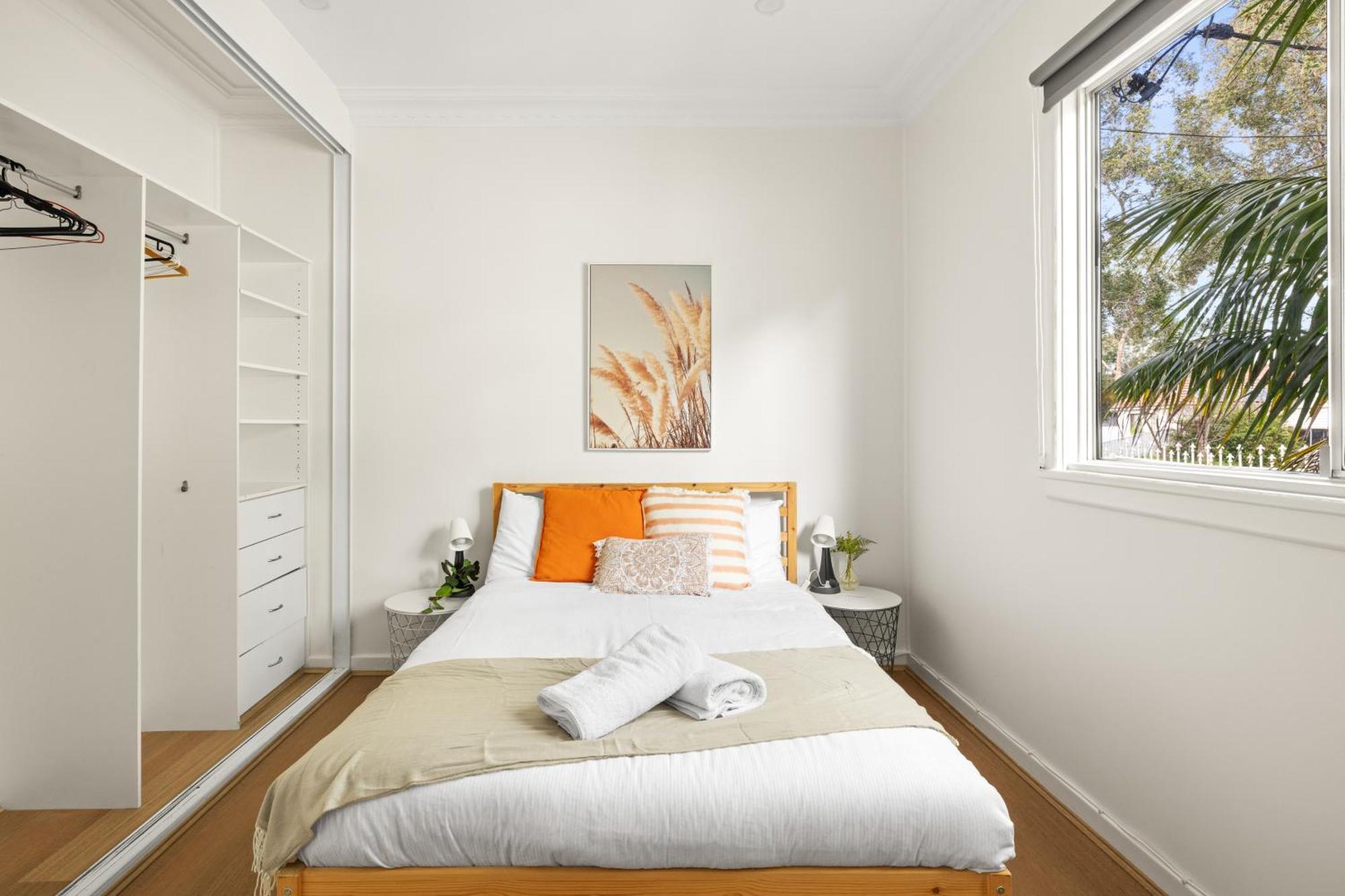 Elegant Double - Mins To Airport - Shared Bathroom *