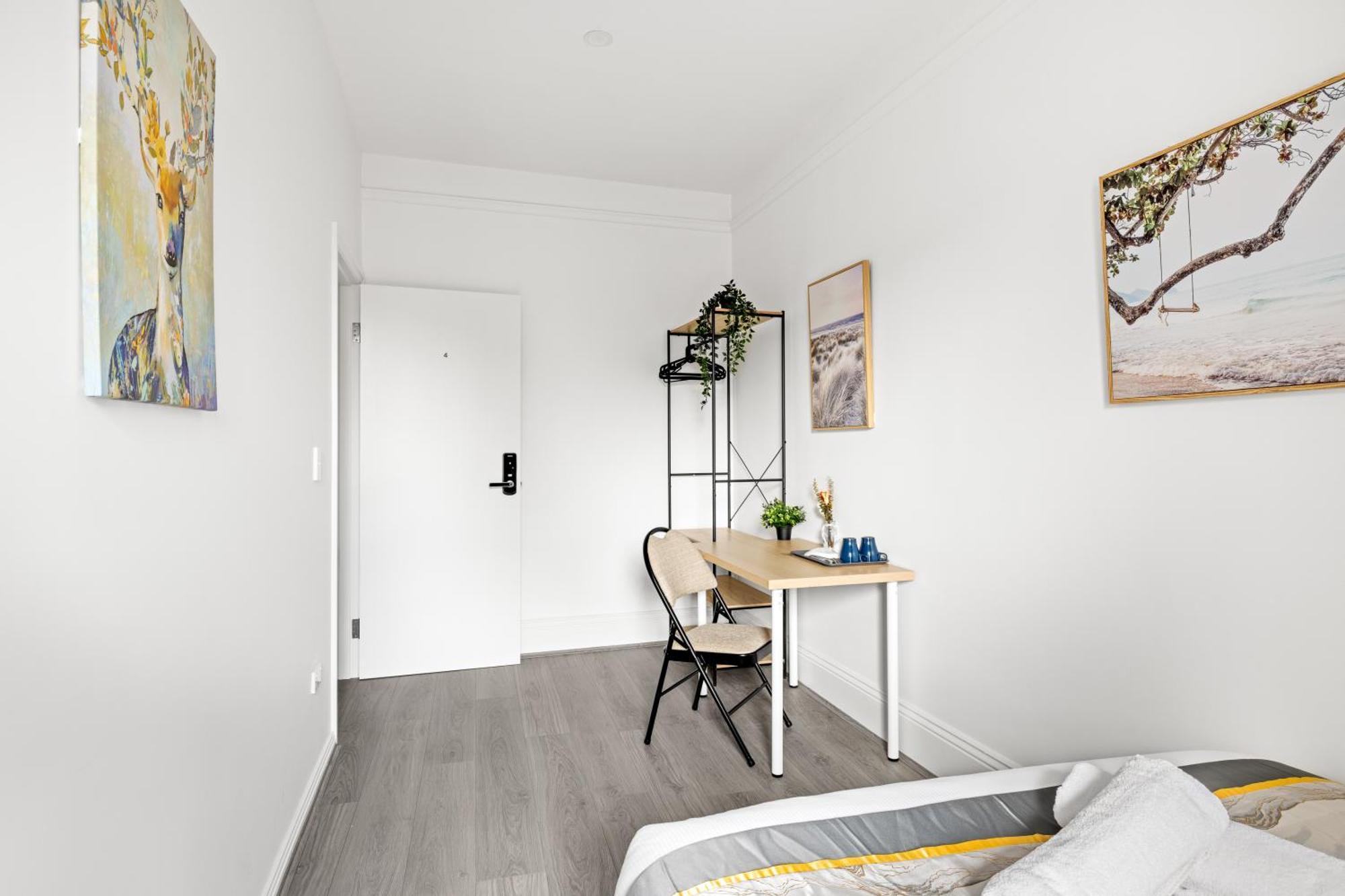 Rustic Double - Centrally Located - Shared Bathroom Gasthof Sydney