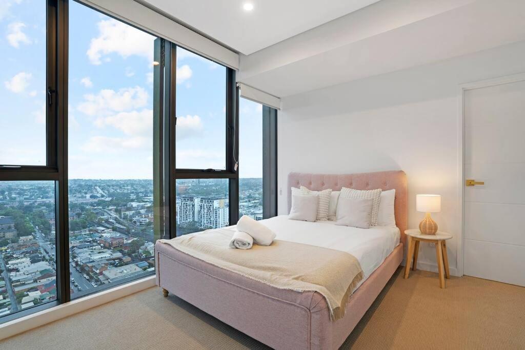 Modern 2br With Views & Pool Near Parramatta *