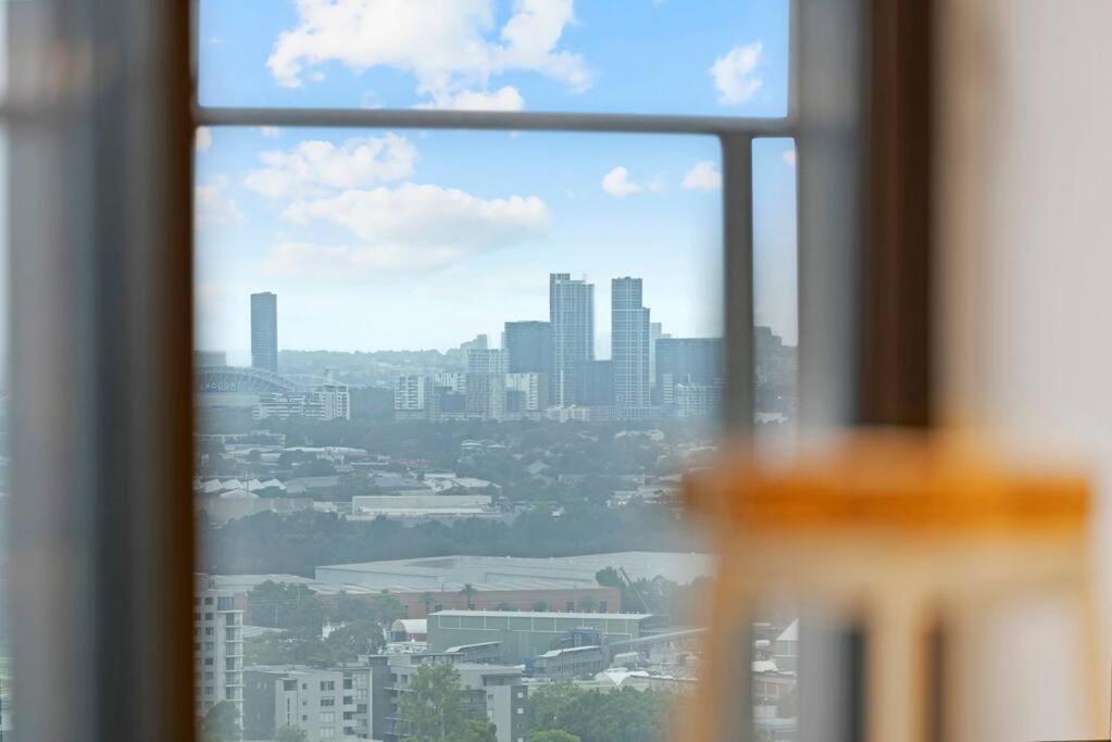 Modern 2br With Views & Pool Near Parramatta Sydney